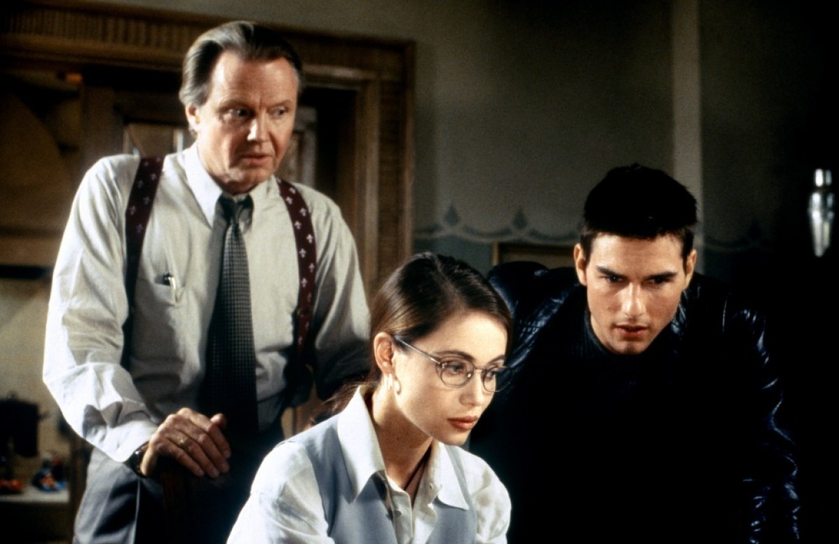 Qui è dove vi segnalo che Tom Cruise fa queste cose a cinquantasei anni, mentre Jon Voight, a cinquantasette, interpretava il ruolo di quello anziano nel primo Mission: Impossible .