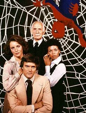 Il cast, uscito da una telenovela per massaie.