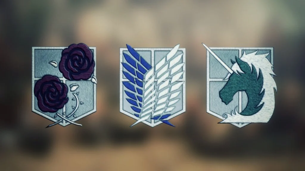 Gli emblemi gloriosi dei tre gruppi militari protagonisti alla base della storia. Il Corpo di Guarnigione, La Legione Esplorativa e, infine, Il Corpo di Gendarmeria. Ogni ordine militare ha precisi compiti nella storia e Isayama è davvero abilissimo ad intrecciare i loro destini.