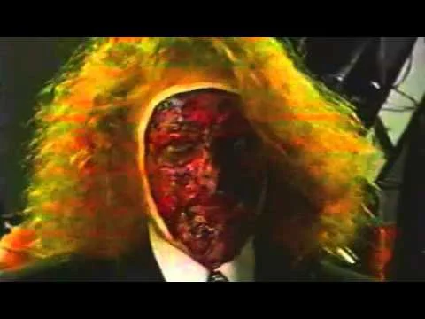 Fun Fact: il primo Twisted Metal avrebbe dovuto avere sequenze animate con attori veri. Fortunatamente decisero di rimuoverle perché malfatte, come si può intuire da questo simpatico e truculento esempio.