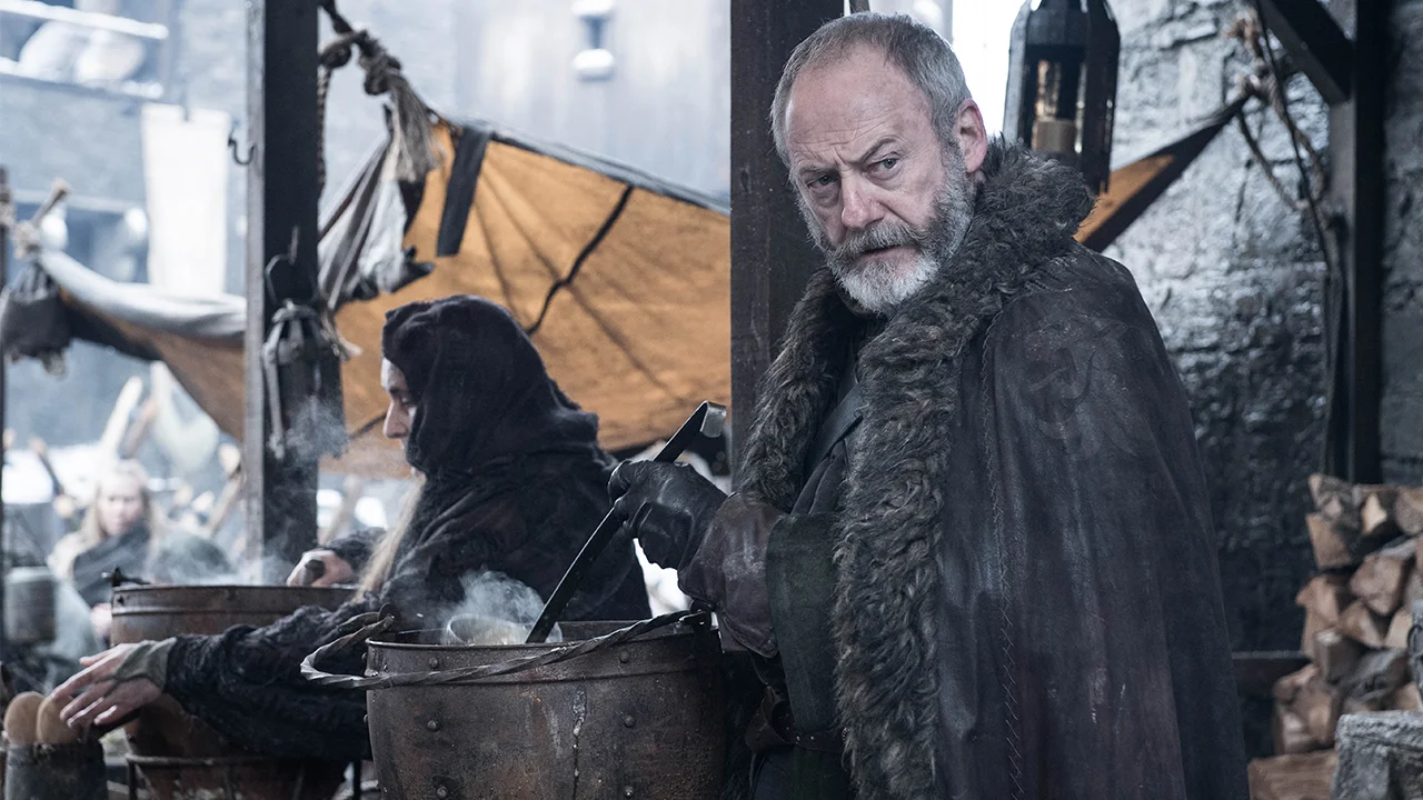 Dopo esserne uscito incolume dalle due più grandi battaglie del Trono di Spade (Blackwater e la Battaglia dei bastardi), ser Davos è diventato un vero e proprio amuleto. Della serie: non c’è due senza tre, o almeno si spera.