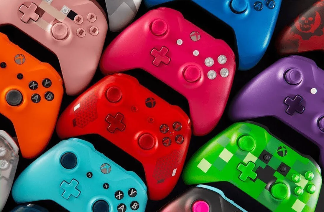 In questo senso, lasciatemi dire, la scelta di Microsoft di rendere i controller One compatibili con la nuova Xbox è veramente all’insegna della civiltà (foto via YouTube).