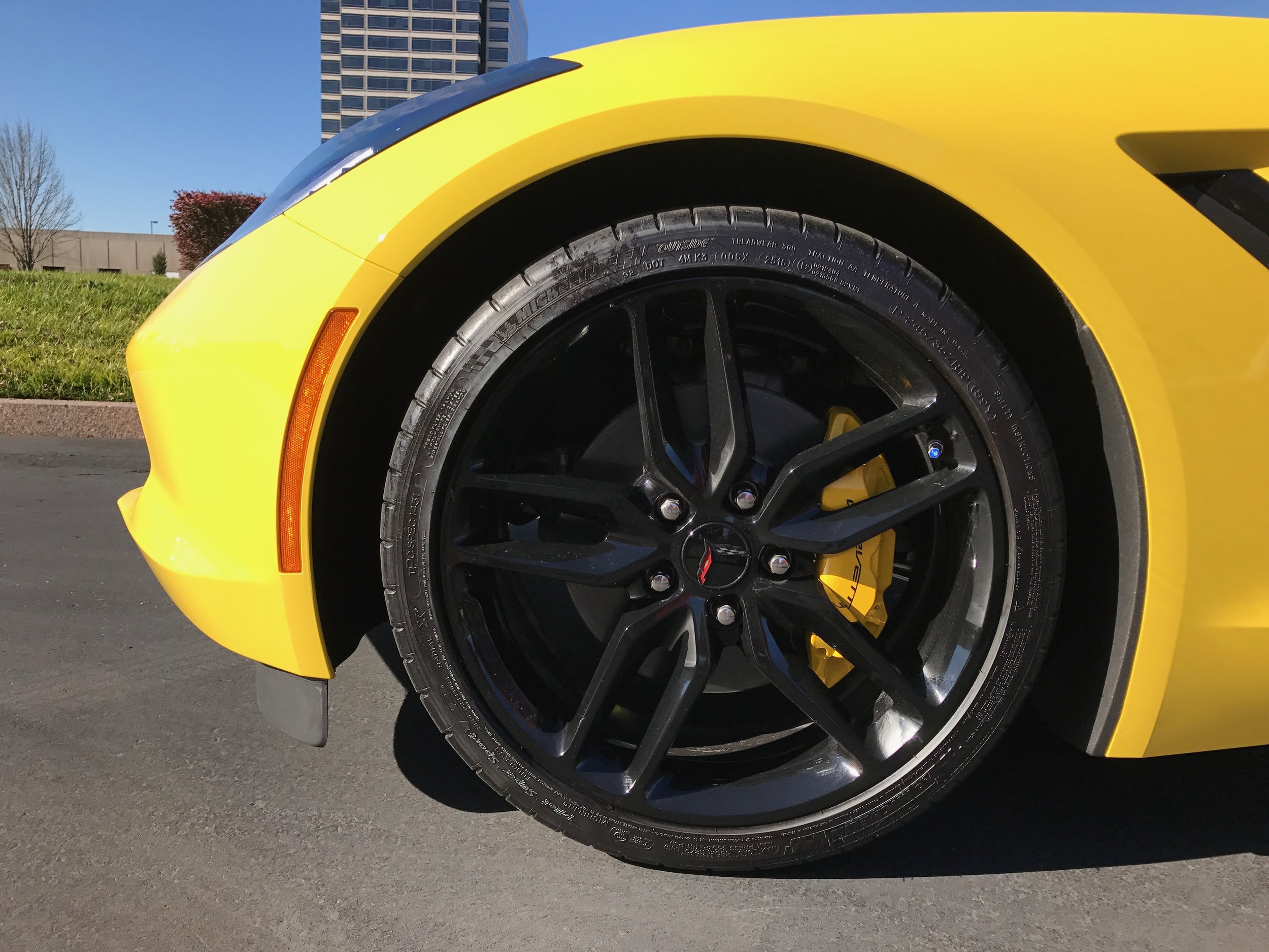 The brakes, wheels, and rubber are not lacking for grip or stopping prowess. (Image: KanonOnCars.com)