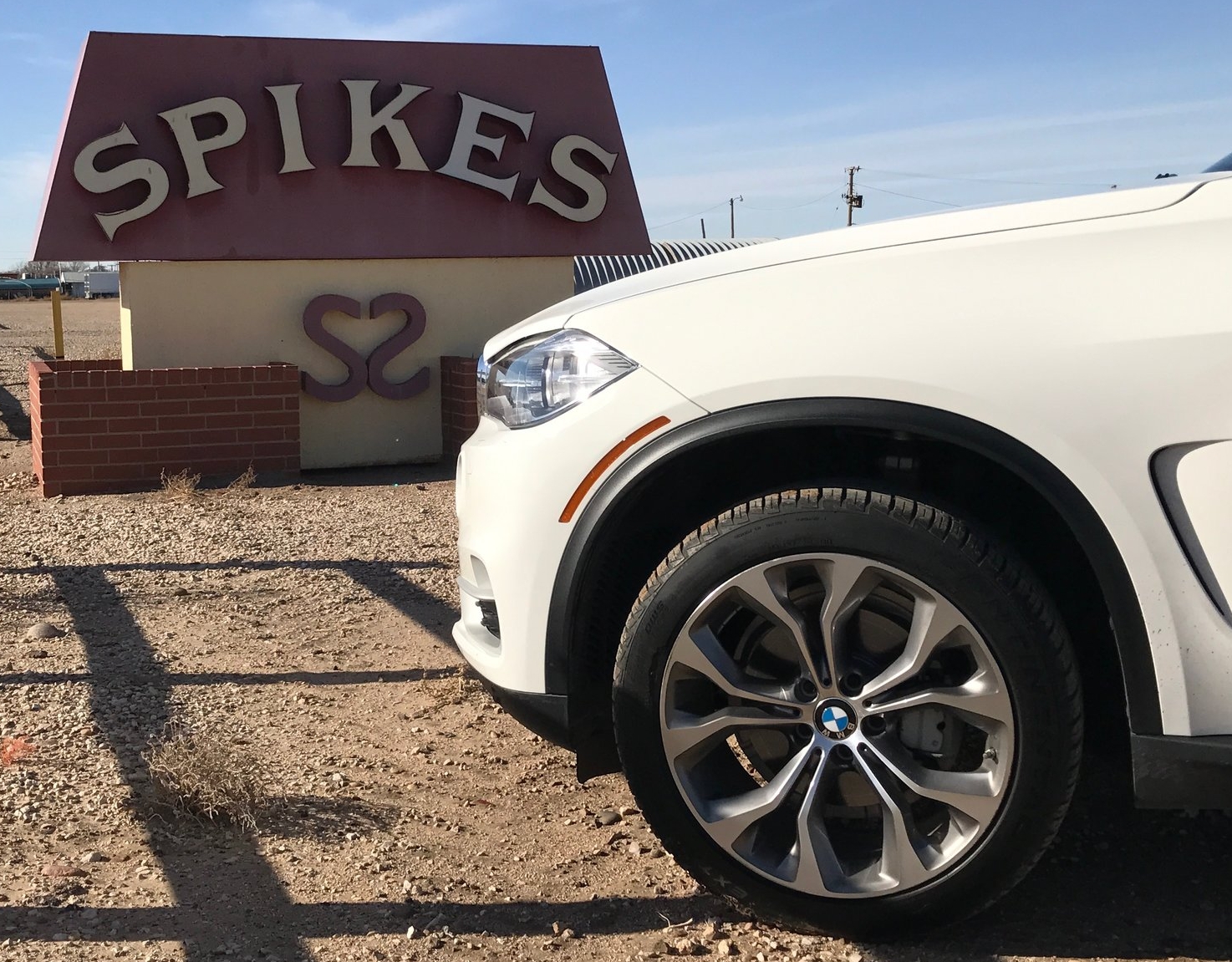Spikes in Elkhart, Kansas; spikes on the angry wheels of the X5. (Image: KanonOnCars.com)