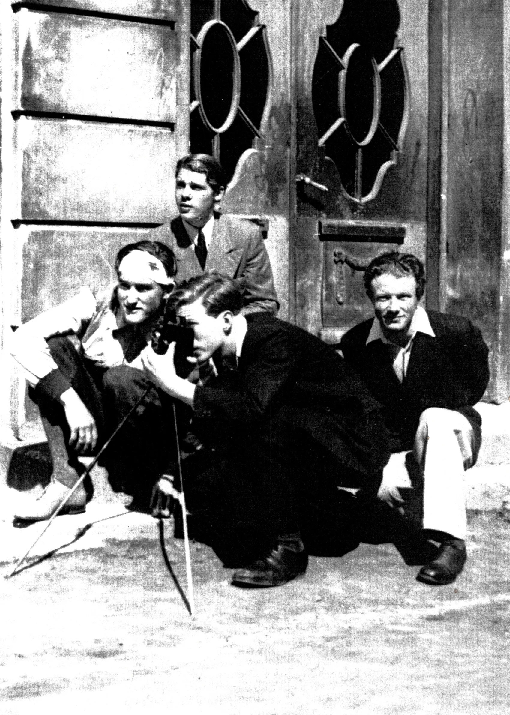 Fra innspilling av amatørfilm i Harstad 1946. Olav Nilsen, Rolv Hjelsmø, Knut Andersen, Konrad Wallin. Foto: Nasjonalbiblioteket.