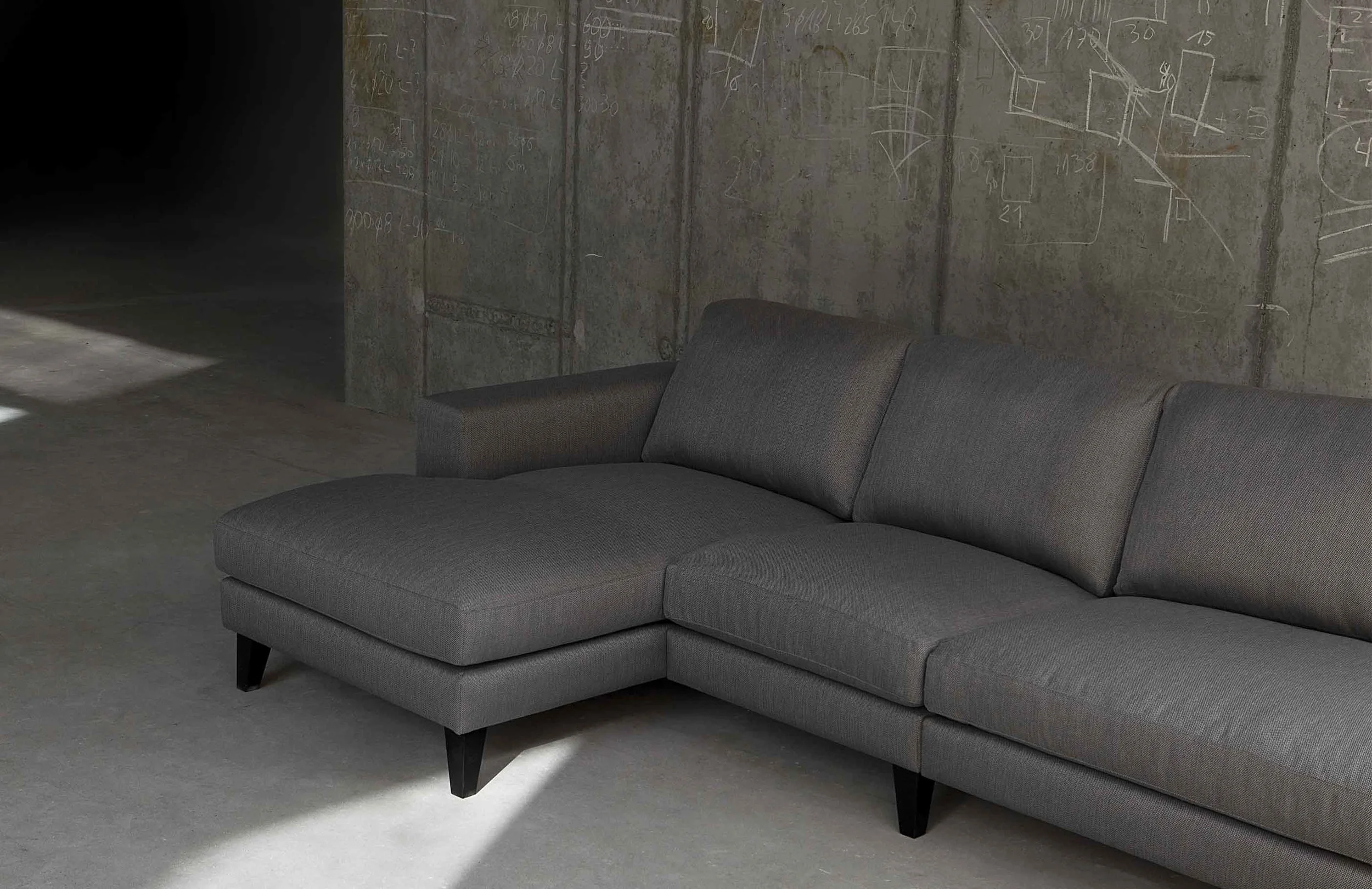 PASSION_arrangement_chaiselongue71left_armchair71_benchright_brallo4_grey_5.jpg