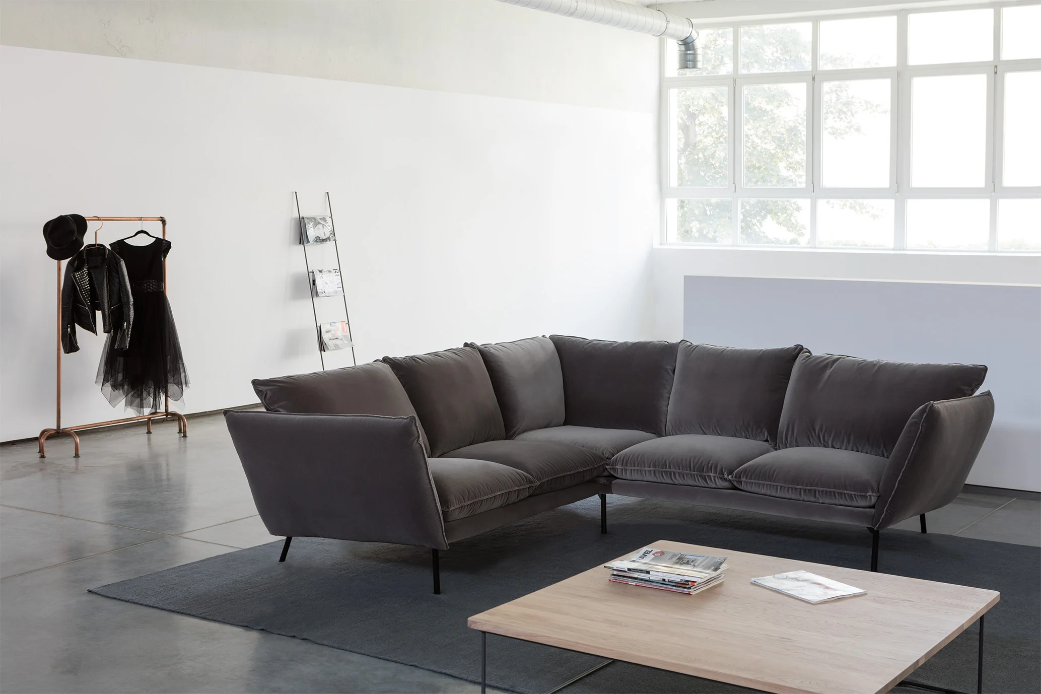 HUGO_arrangement_set5_lario2003_dark_grey_3.jpg