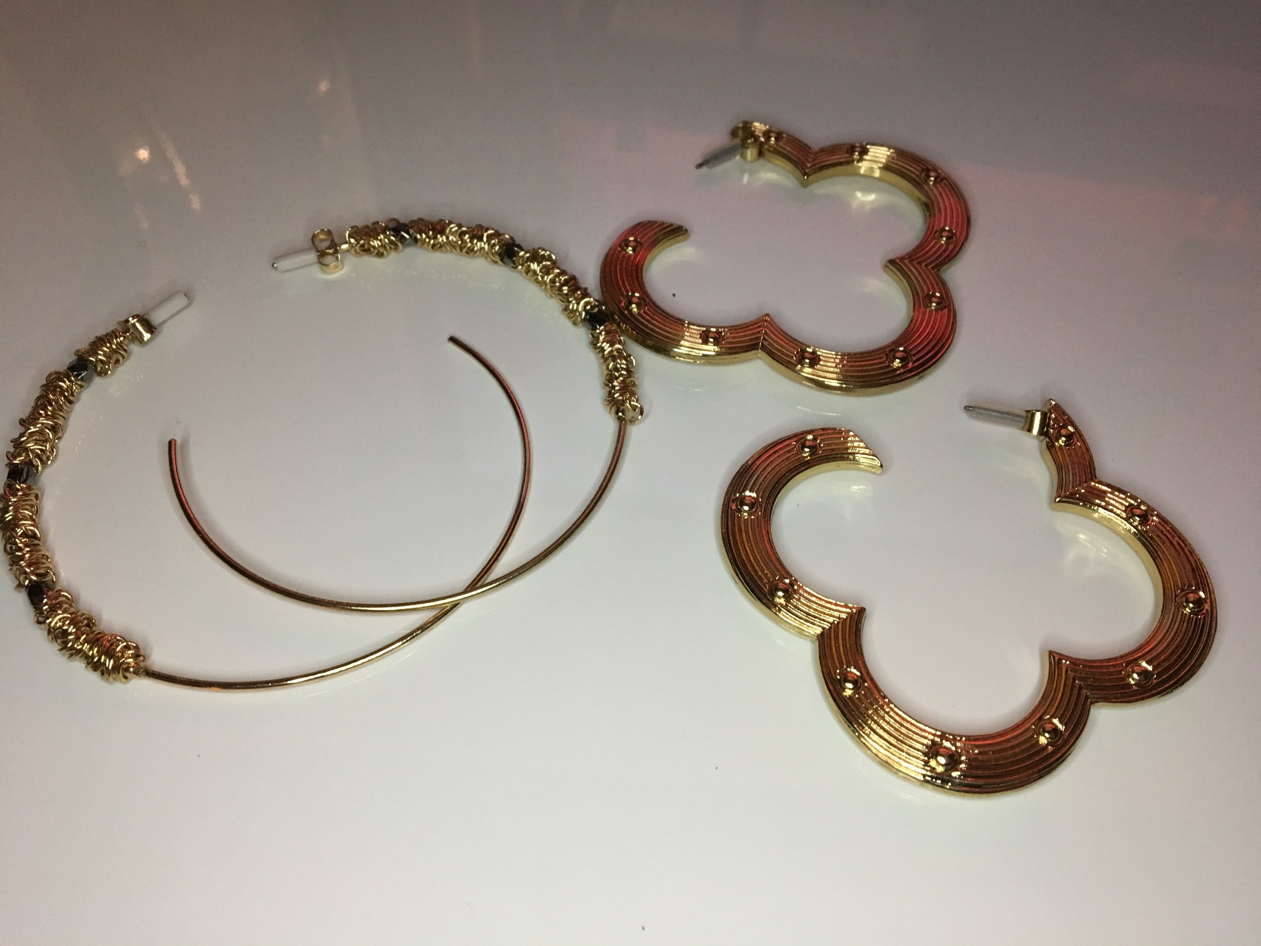 10:- SEK earrings from H&M. Hate spending money on accessories and I can't skip out on a great deal. 2017 aesthetic is big, gold earrings.