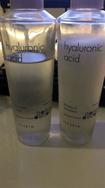 On days where I don't use the AHA toner I go in with the emulsion and toner from the korean brand IT'S SKIN. I love their entire hyaluronic acid range. GREAT for oily skin!