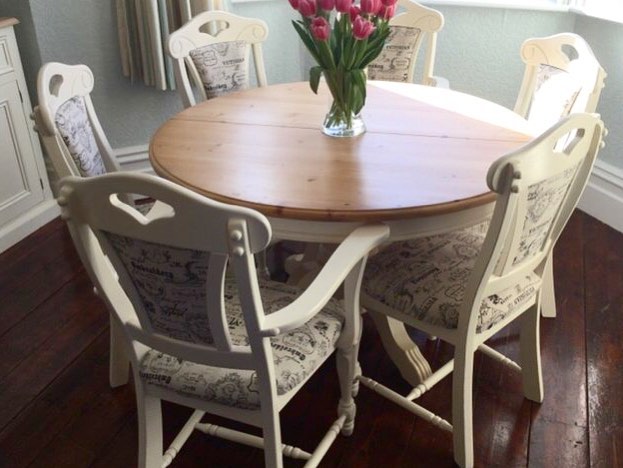 Who's cooking a Sunday roast later today? Make sure you've got a kitchen table fit for your guests, like this shabby farmhouse chic extendable round table and chair set &bull; #shabbychic #shabbychicfurniture #handrefurbished #preloved #prelovedfurni