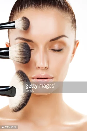 MUST-HAVE MAKEUP BRUSHES