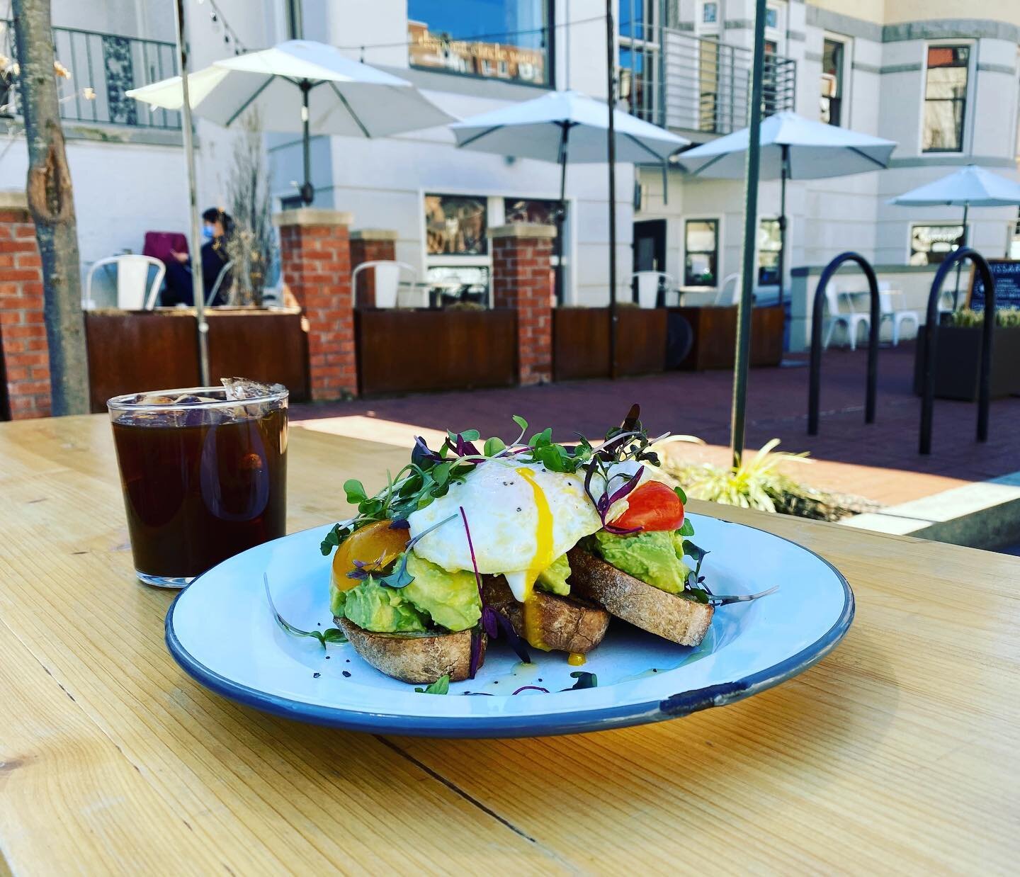 just leaving here some ideas 🥑 for another beautiful sunny day in dc 🌞 

#avocadotoast #runyeggs #freshfood #healthysnacks #icedcoffee #counterculturecoffee #emissarydc #sorellinadc #sorellinadc #capitalfood #washingtondc #dupontcircle #dc