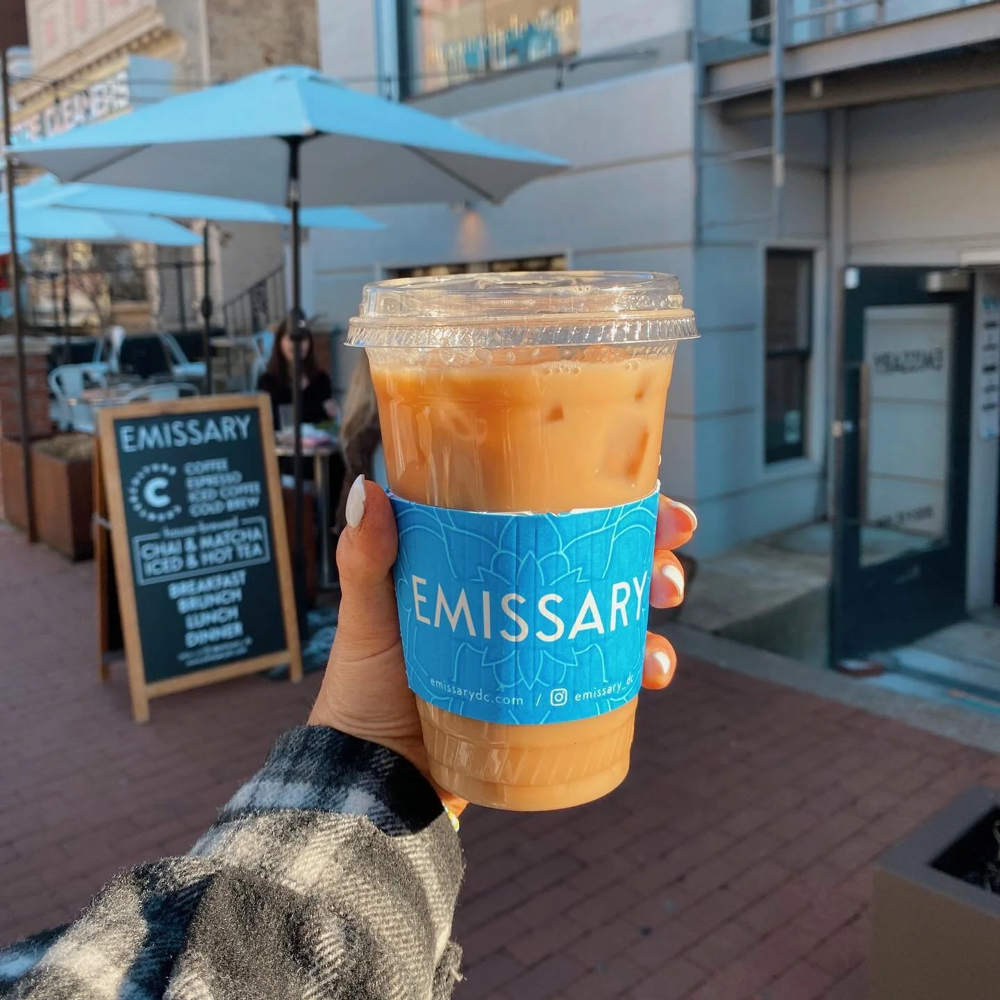 sun 🌞 feels good 👏 in the skin 😎
chai 🧋taste good 🧊 over iced ⛱

#sunshinevibes #icedlatte #barista #baristalife #dupontcircle #capitaldrinks #dccoffee #sunnyday #dc #washingtondc