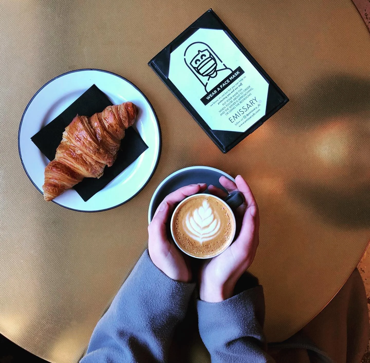 find a place where you can load your mind with good energy ✨ plus a hot cup of coffee ... and return 😊

have the best weekend everyone 🤞

#weekendvibes #firstcoffee #lovevibes #capuccino #latte #latteart #coffeeshop #coffeebar #espressobar #comfort