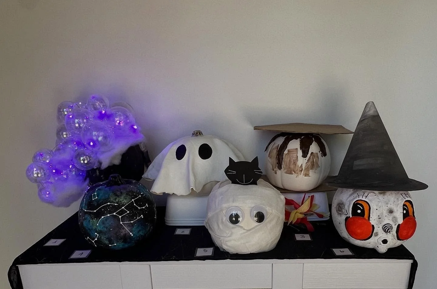 It&rsquo;s that time of year again! Please help us figure out who earns bragging rights for best pumpkin by casting your vote either online or in person (or both)! 🎃 
#twinleafdentistry #hollyspringsnc #apexnc #pumpkindecorating #ʜᴀʟʟᴏᴡᴇᴇɴ2025