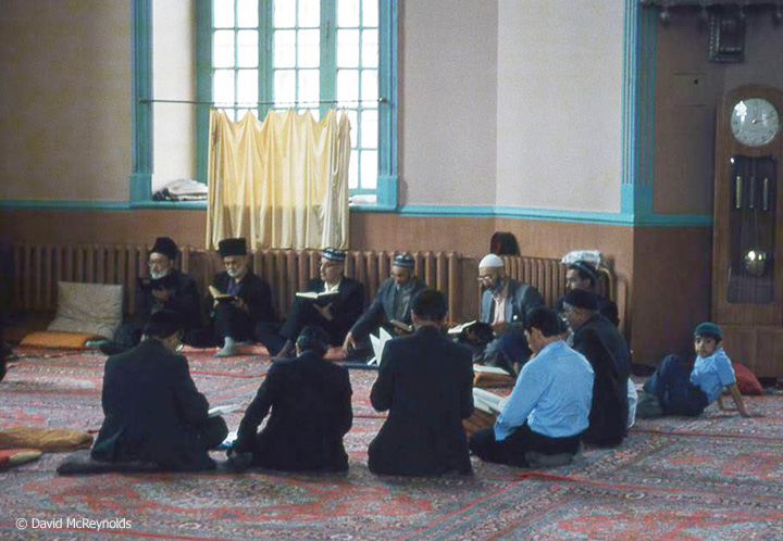 SU1987-worship-in-mosque_web.jpg