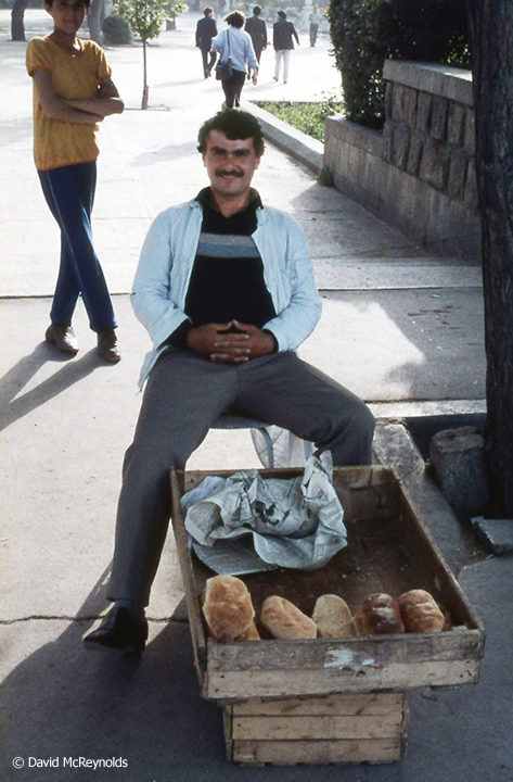 SU1987-man-sells-bread_web.jpg