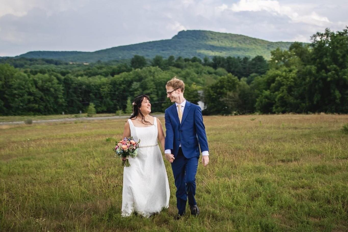 They got married in the shadow of a giant oak tree with The Notch watching over their union. Can&rsquo;t beat moments like these.

.
.
.
.
.
.
.
.
#shannongisellephotography #theredbarnathampshirecollege #westernmassweddings #westernmassphotographer 