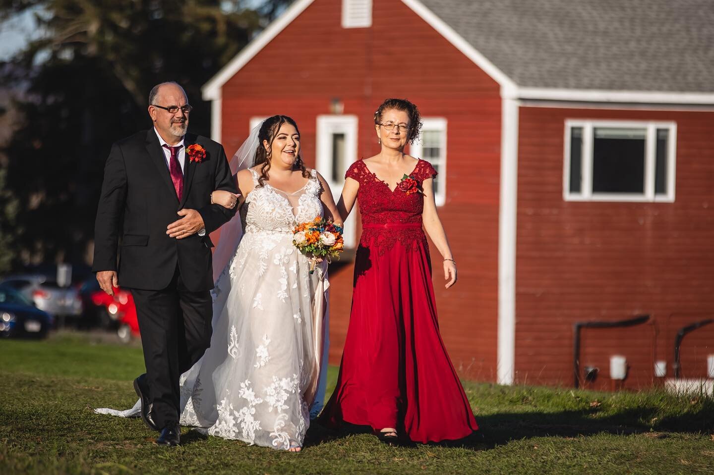 That &ldquo;seeing your bride for the first time&rdquo; feeling. Priceless. 
.
.
.
.
.
.
.
.
.
#shannongisellephotography #shannongiselleweddings #redbarnathampshirecollege #fallwedding #firstlook #downtheaisle