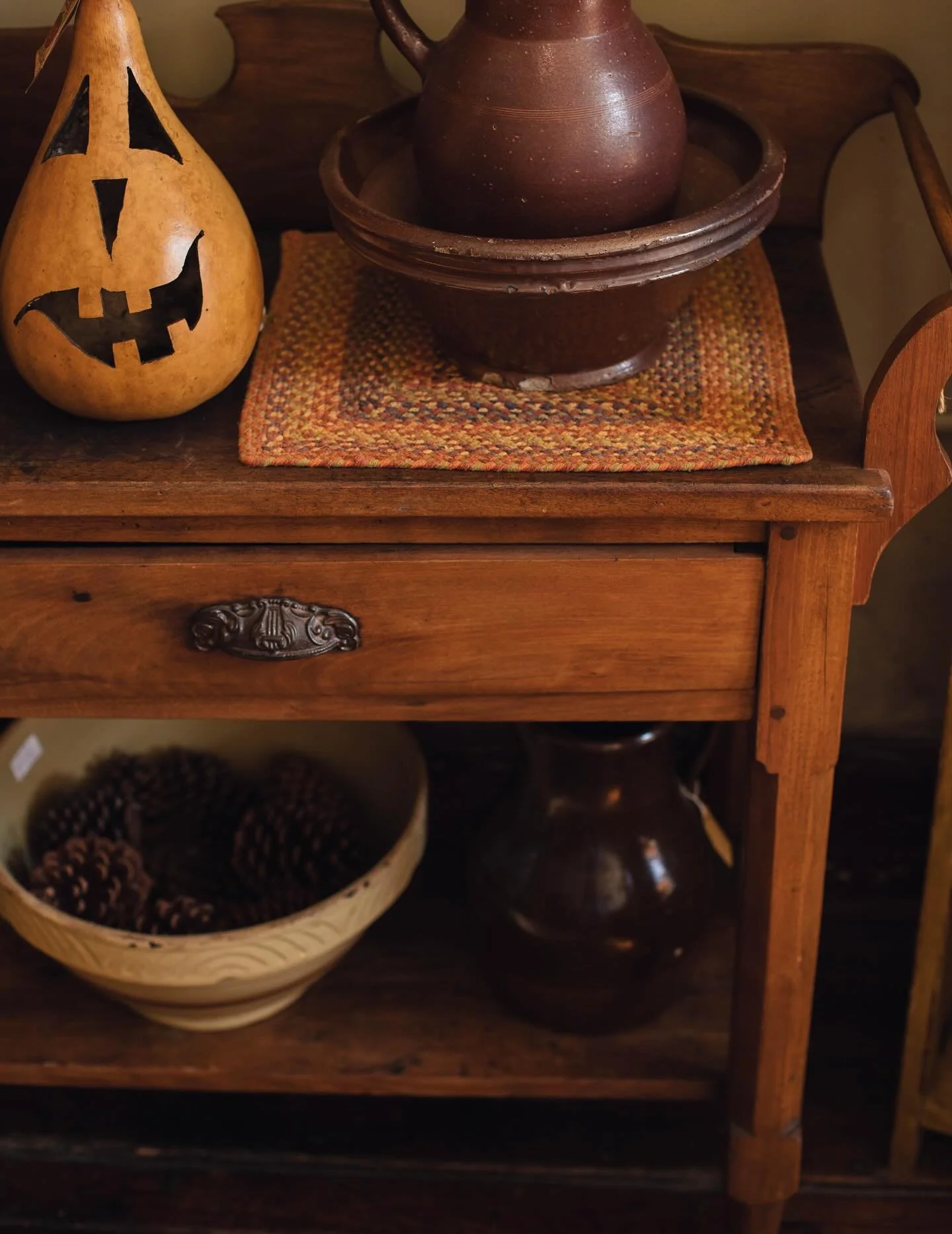 October nights. Who else is desperately happy for the cooler evenings? Going on a walk with the wind blowing the leaves around on the ground&hellip;perfect.