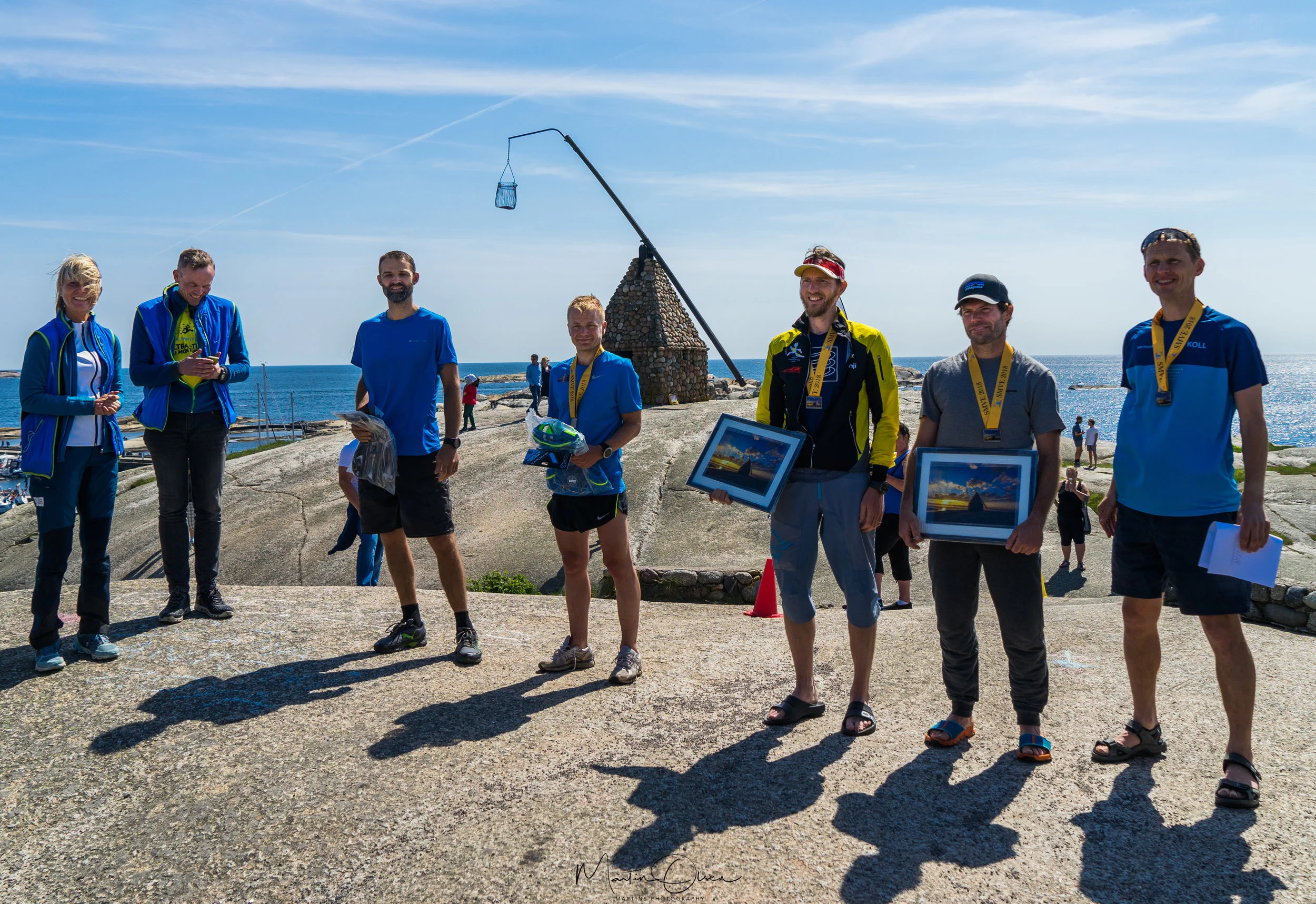 Foto: SMVE / Martins photography Soria Moria til Verdens Ende 100 miles 2018 - premieutdeling herreklassen 🏆 Fra venstre: Arrangørene Mona Kjeldsberg og Einar Iversen, David Argalas - 6. plass, Marius Slettingdalen - 4. plass, Tom Stephan Jensen og Morten Oseberg - delt 2. plass, Rolf Skotheim - 1. plass. Magnus Thorud (5. plass) var ute til lunsj 🍔🍔🍔😋
