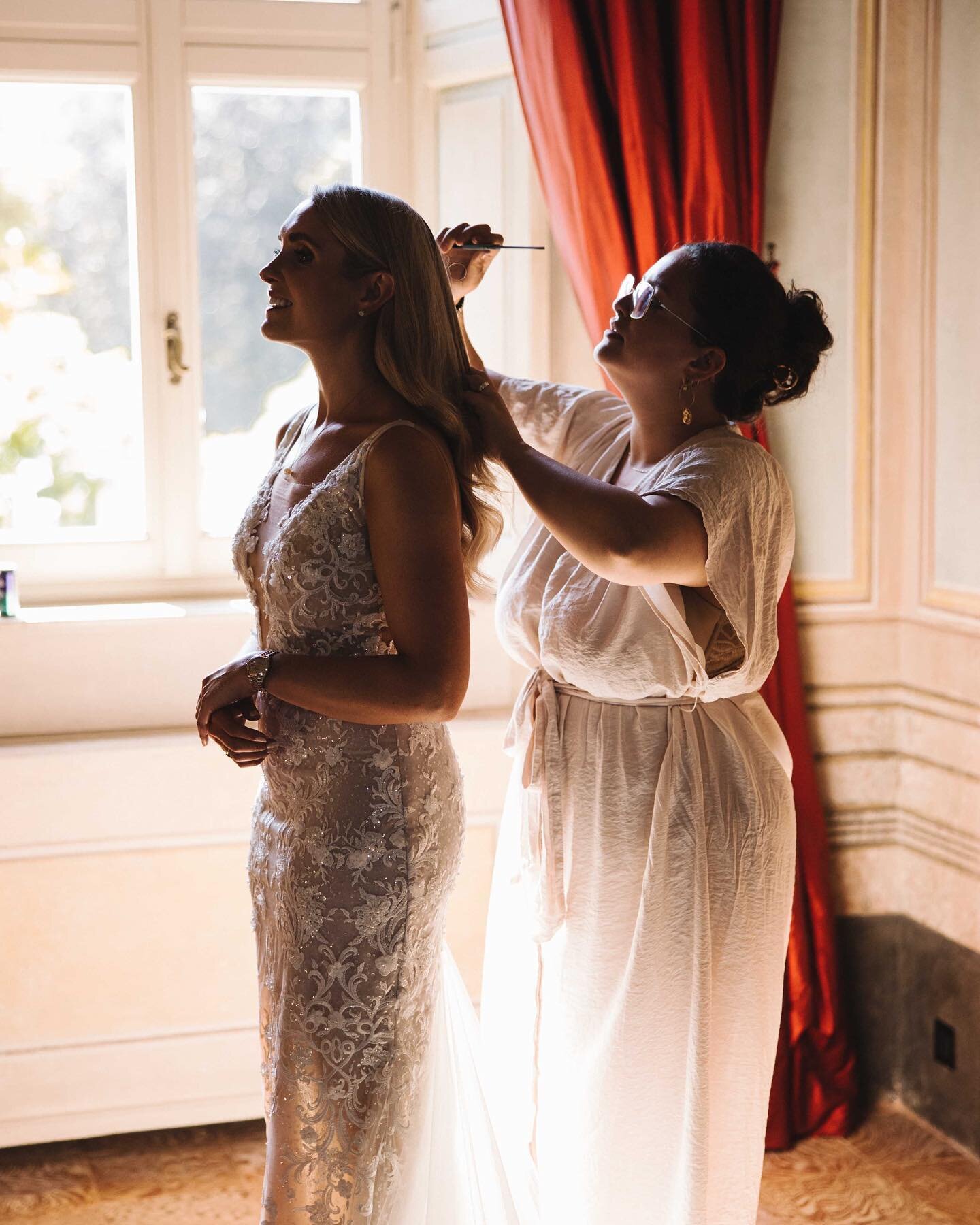 Some beautiful moments finishing off Francesca&rsquo;s beautiful bridal look for her Villa Balbiano Dream day 🙌🏻🇮🇹💖

Thankyou @daphotography_snapper for capturing these moments so perfectly 😘

Venue - @villa_balbiano
Destination Wedding Planner