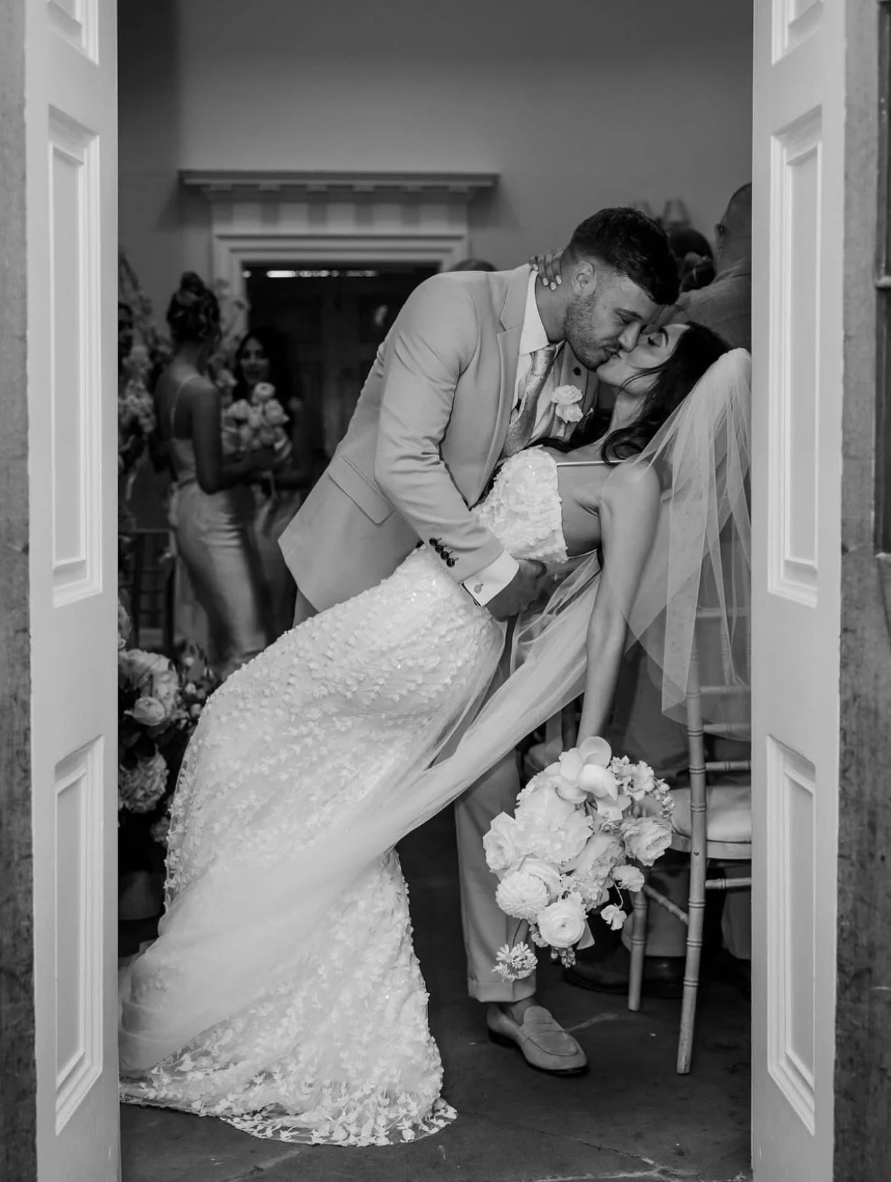 S&J 🤍
A dreamy day at @middletonlodge for this gorgeous couple ✨
Venue @middletonlodge
Photographer @emily_robinson_photo
Videographer @rueandwildco
Content @thevowsocials
Coordinator @rhiannonp94
Stylist @peartreelanestyling
Dress @made