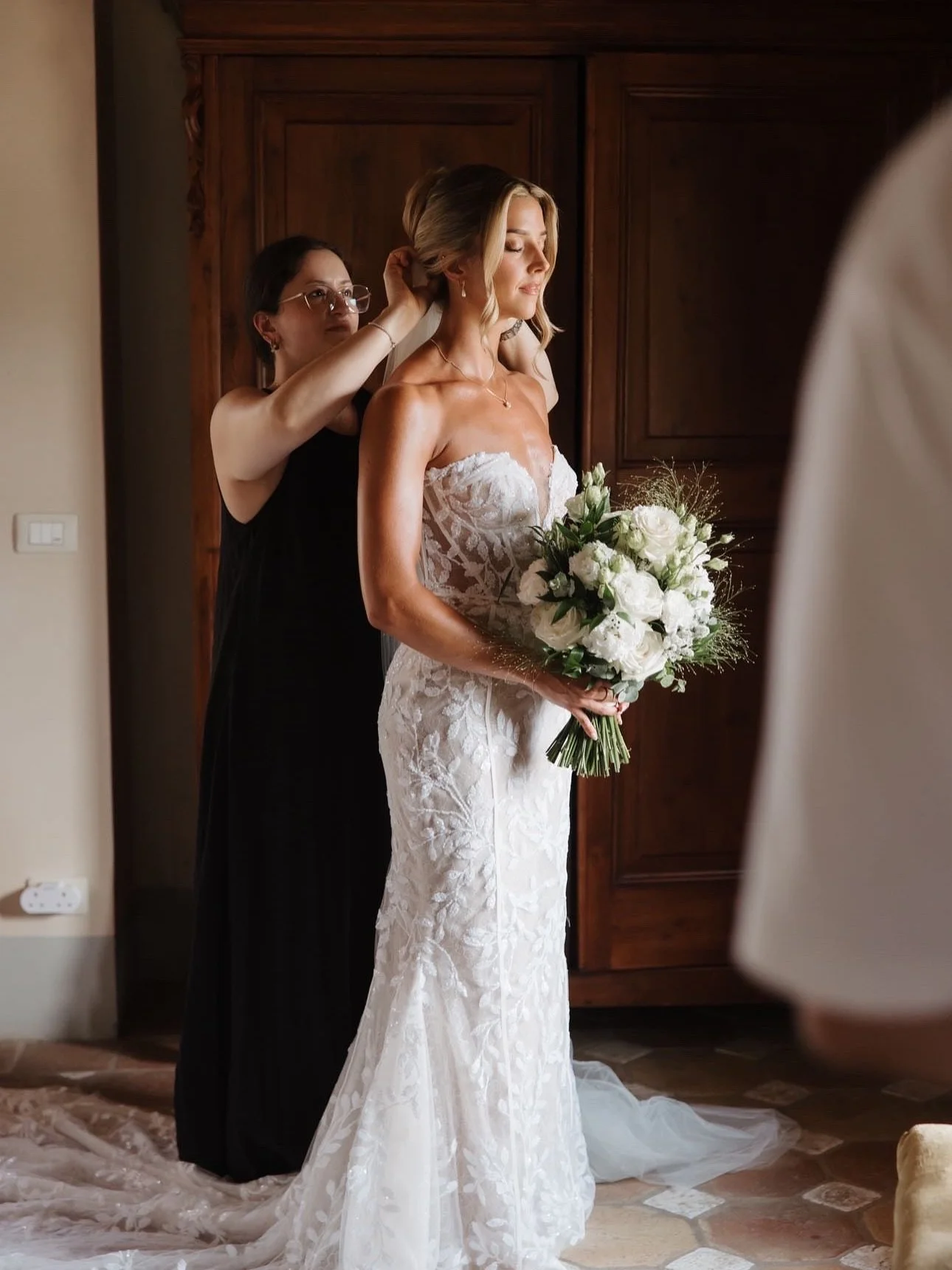 ✨ Hi, I’m Yasmin ✨
Born in North London, I discovered my love for beauty, hair, and makeup at a young age. At just 16, I was fortunate enough to do bridal makeup on a few weddings in Italy during my summer holidays, a magical experience that p