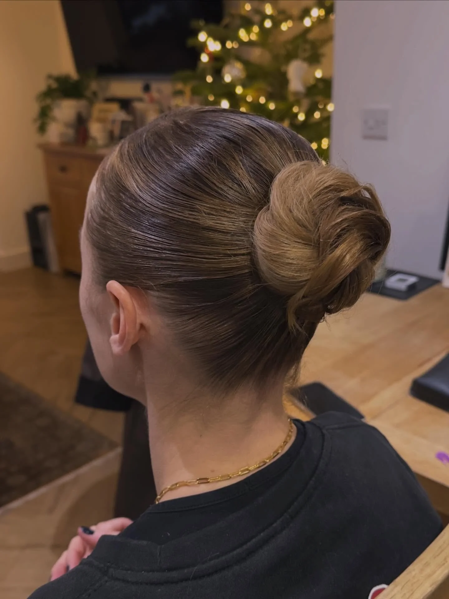 Business in the front, party in the back 🎉 

#sleekhair #sleekbun #slickbackhair #sleekbridalhair