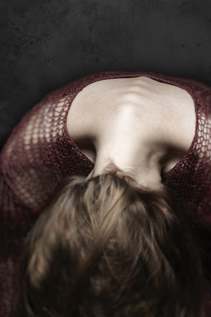 portrait of a girl leaning forward exposing spine - Portrait einer Frau vornuebergebeugt Wirbelsauele