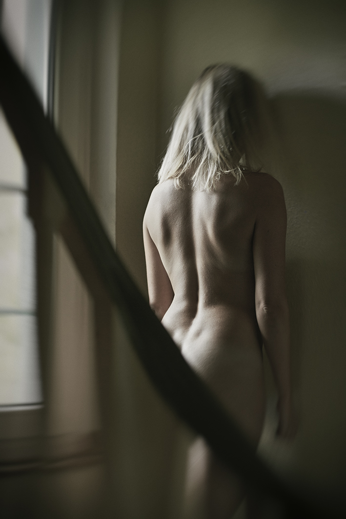 Portrait-Frau-steht-in-Ecke-nude