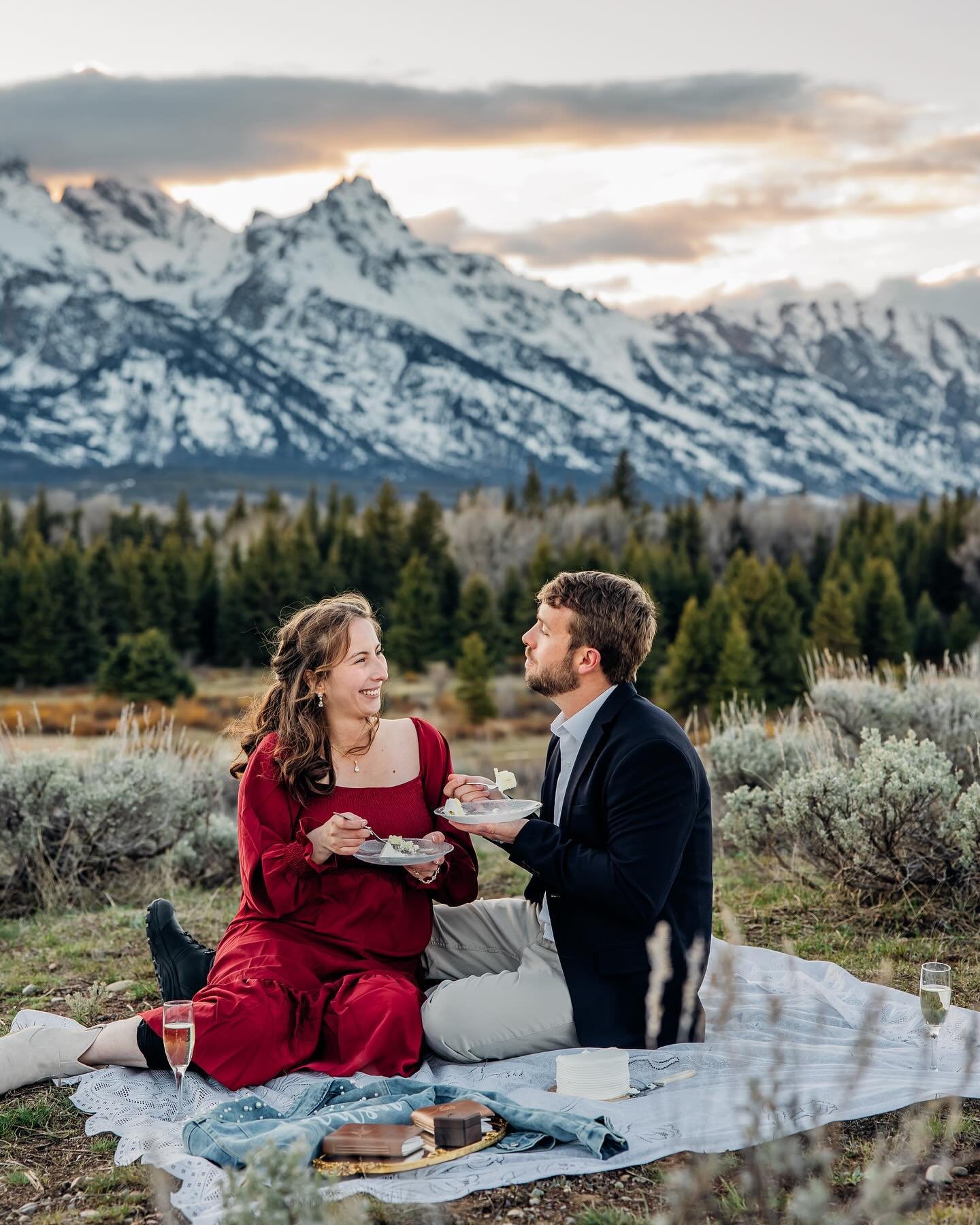 It&rsquo;s 💯 worth adding a picnic and cake cutting to your elopement. 🎂🍰 It&rsquo;s one of the sweetest things to photograph and I love watching couples enjoy a moment of not being directed but just to soak up their time in the Tetons. 🏔️