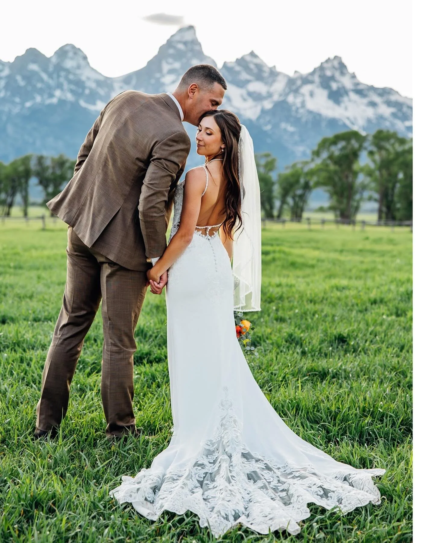 The perfect day in June for Robert and Taylor. ❤️ Robert had one request which we did at the end of the night (keep swiping) which may be some of my new favorites. 🕯️🌌