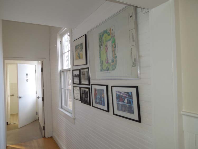 Hall to the kitchen and bathroom.