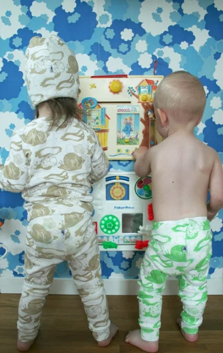 Rymdsnigel Juli o Noa bakifrån copy.jpg