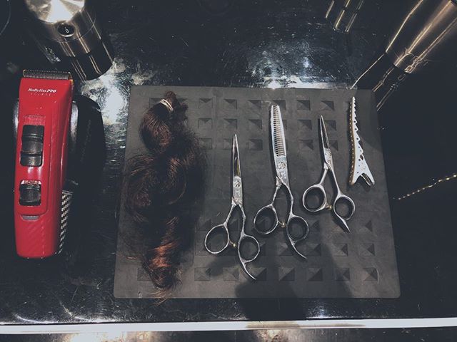 Chop chop. @hanzonation #hairmaster #liberating #begreat #toolsofthetrade #maryland #dmvstylist #investinyourself #hattorihanzo #education  #hair #obsession #workhard #dmv #dmvhairstylist #salon #babylisspro #babyliss4barbers #knowledgeispower #photo