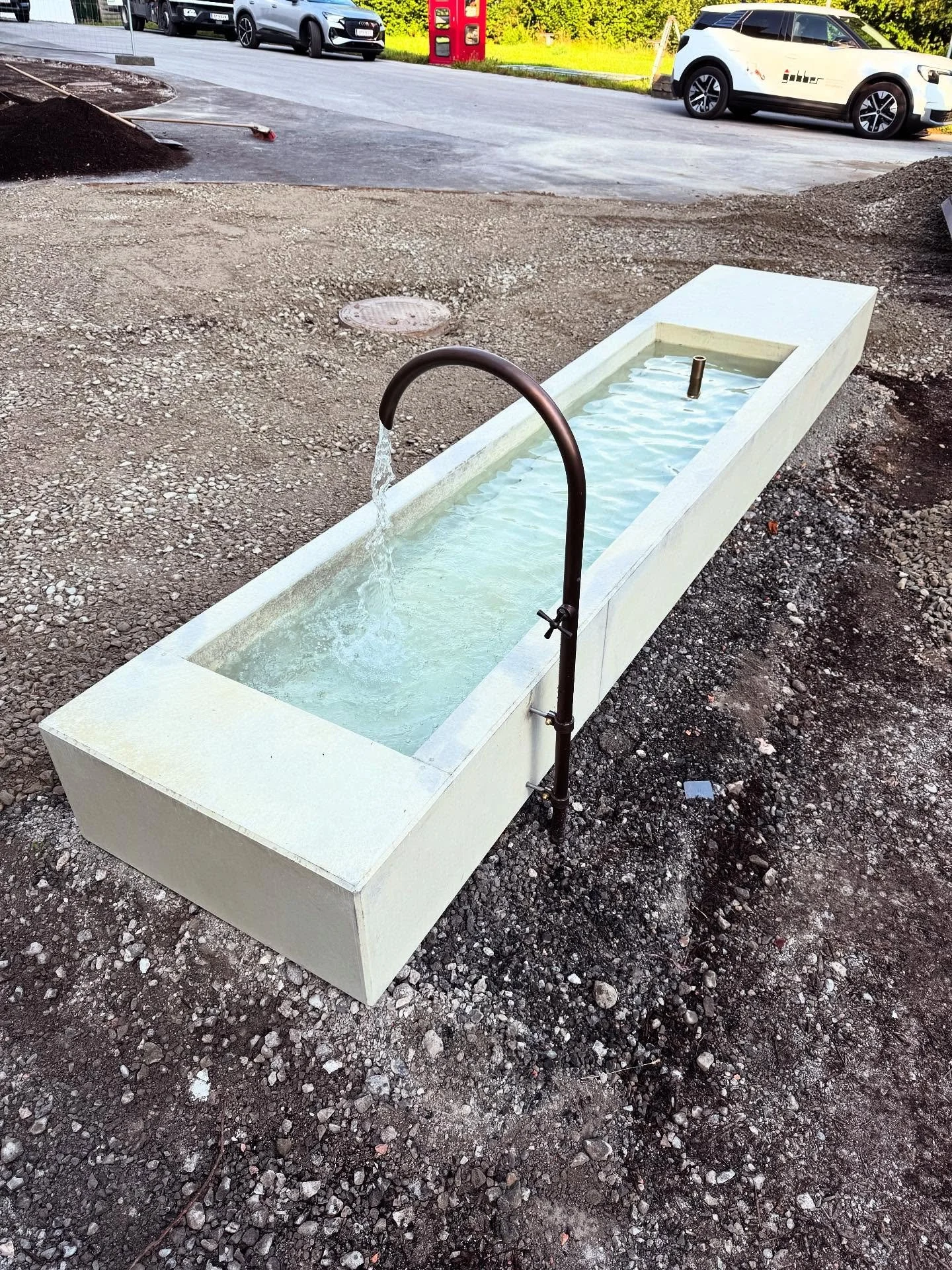 Trinkbrunnen f&uuml;r die Schule Marienberg Bregenz 

#gobber #bau #brunnen #trinkbrunnen #sichtbeton #schule #wasser