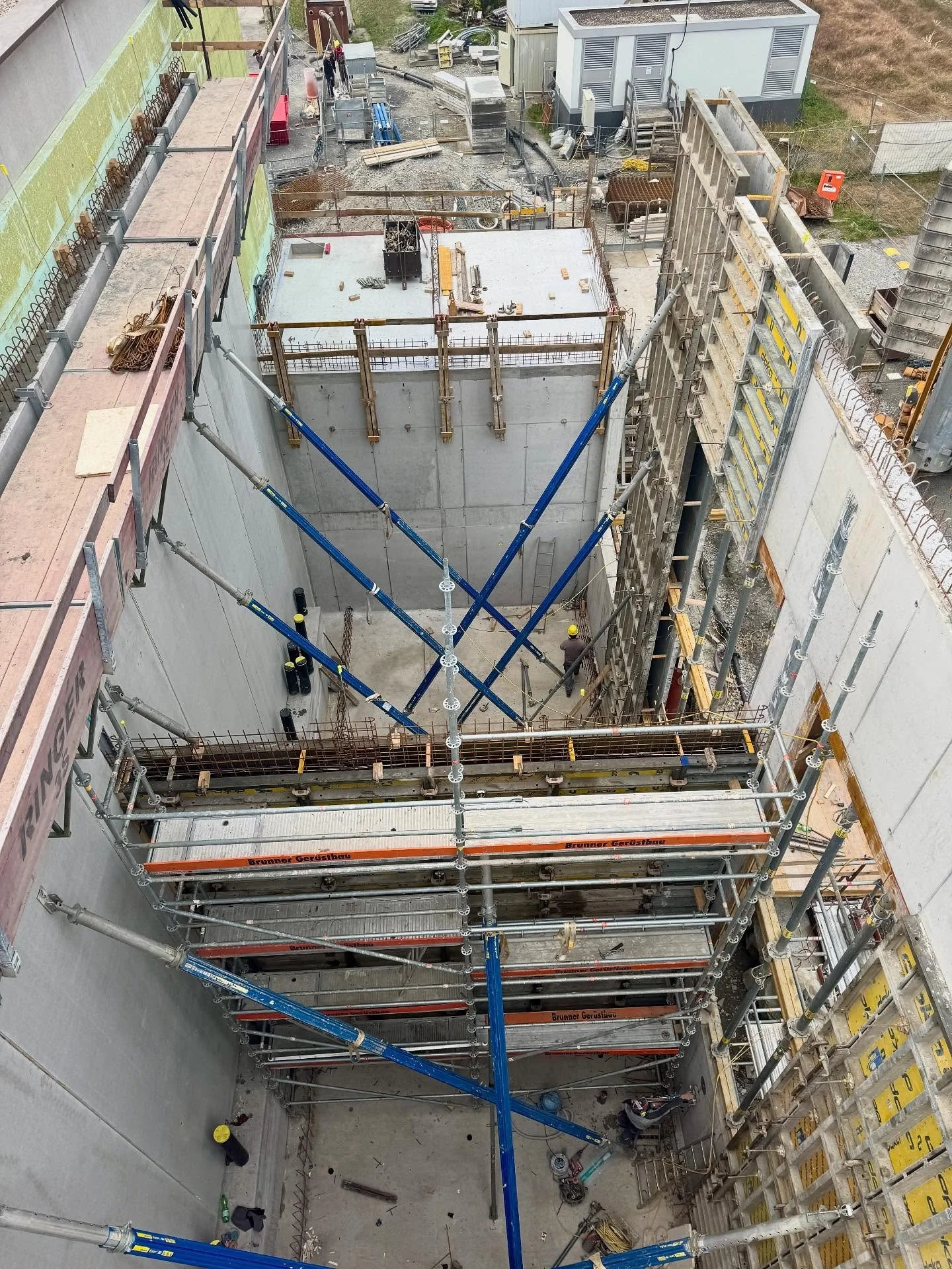 🏗️ Baustellen-Update |

Bei Gobber Bau geht&rsquo;s in Rekordtempo voran! 💪

Die bis zu 12 Meter hohen Stahlbetonw&auml;nde des neuen VKW-Umspannwerks in Hohenems stehen kurz vor der Fertigstellung.
Dank pr&auml;ziser Planung, effizientem Schalungs