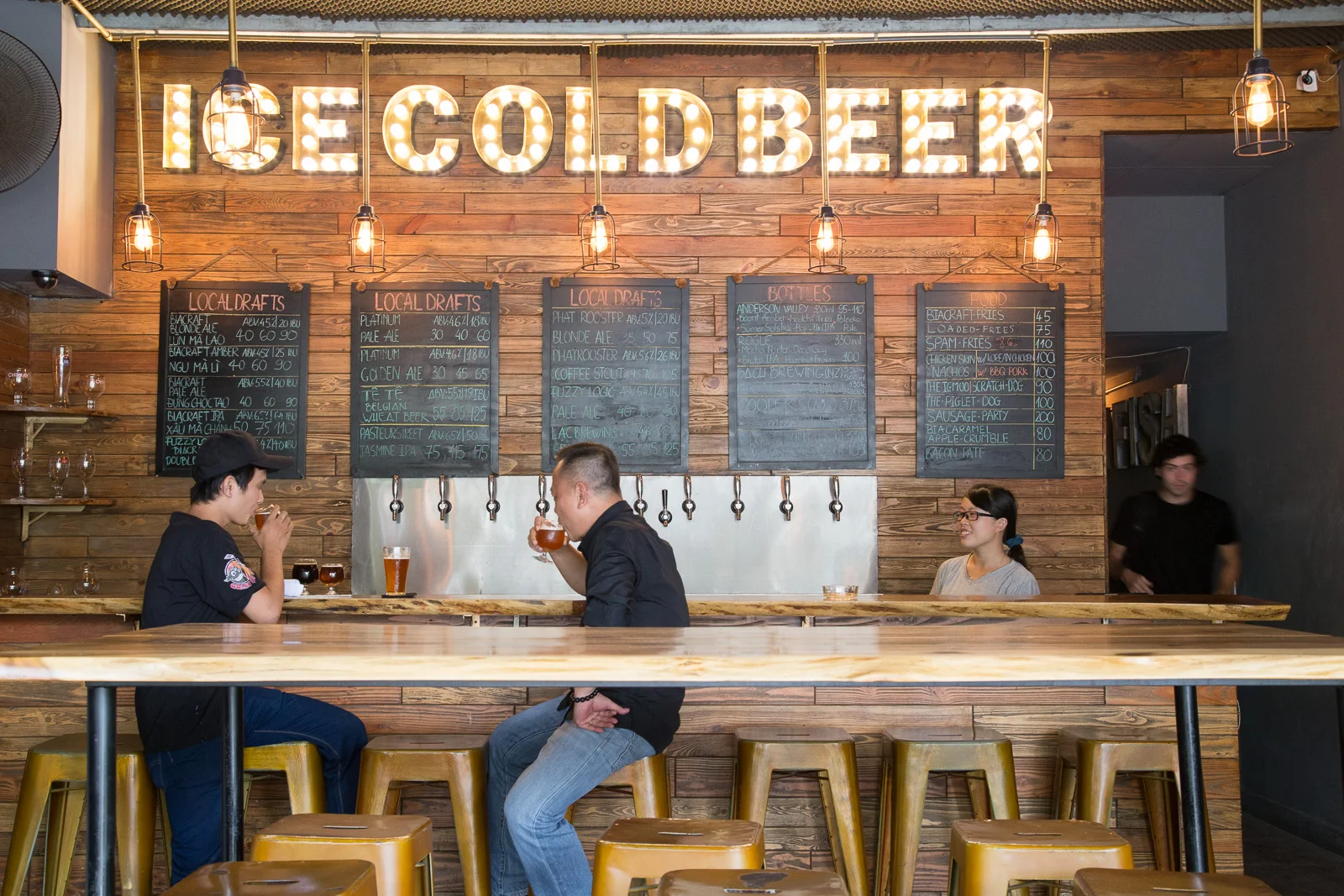 Locals enjoying interesting ales at BiaCraft, in District 2, now with 13 craft beers on tap.&nbsp;