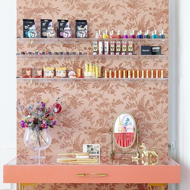 Congratulations @dana_makeupartist on the opening of your beautiful new Collins St art-deco studio ✨✨✨ - it has been a pleasure working alongside you this year as you have taken the leap to consolidate your position as Melbourne’s go-to makeup/hair artist. For anyone looking to partake in an Aperol spritz on this balmy evening head to Dana’s new digs @studioluckystar_ at 5.30pm, 12 Collins St (Level 3, Suite 34). And be sure to keep Dana in mind if you ever need makeup or hair. She is the most uber-talented, approachable and mellow makeup artist out there!! This snap and a few others I took featured on @frankiemagazine this week 💄💋🎈