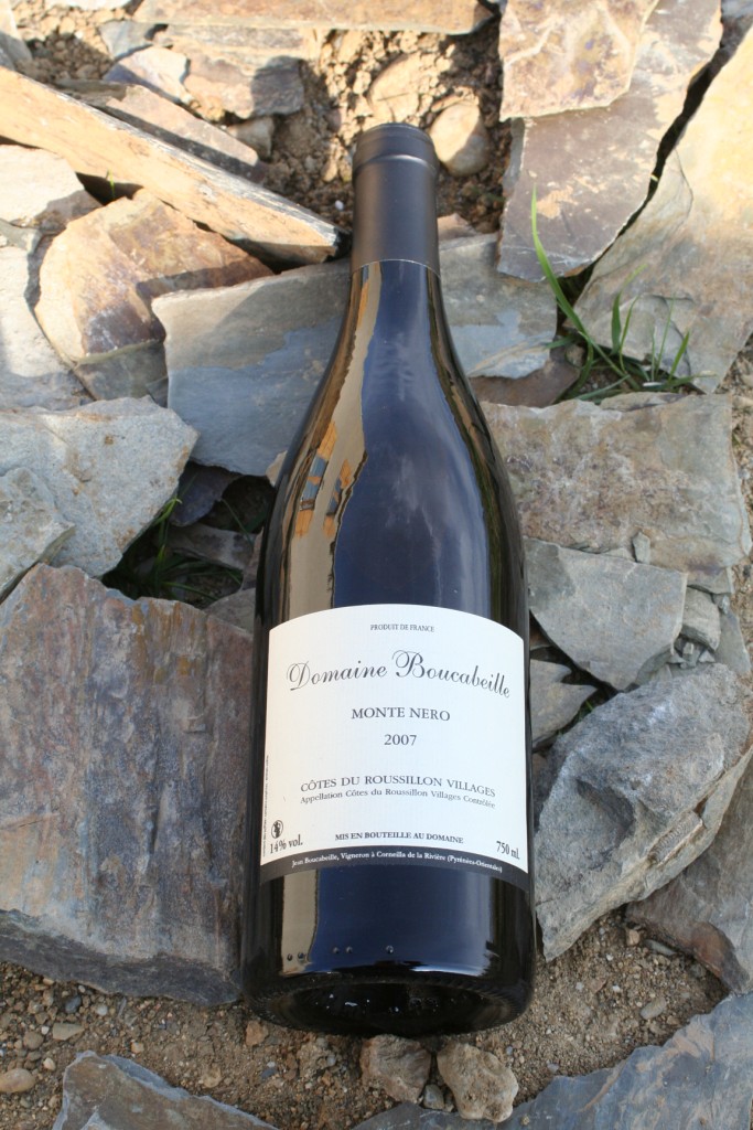 Monte Nero (vin de garde) : Le nom évoque le Colline de Forca real, montagne pyramidale de couleur noire, reconnaissable à des km à la ronde. Cette montagne noire est un amer marin depuis l'antiquité et sert toujours aujourd'hui de repère en mer pour les pêcheurs. Le vin est une expression de grenache noir d'altitude sur schistes, magnifié par une élevage dans de vieux fûts de chêne. Fiches Techniques