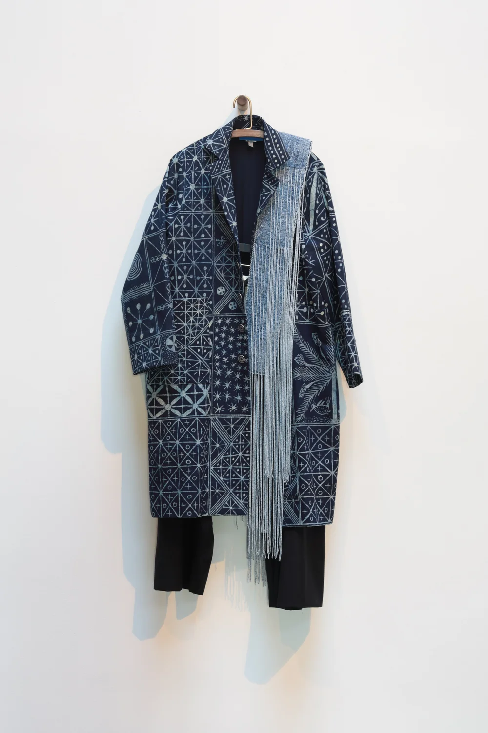 Adeju Thompson/Lagos Space Programme, Look I (Project 5: Aṣọ Lànkí, Kí Ató Ki Èniyàn/We Greet Dress Before We Greet Its Wearer), 2023. Àdìrẹ coat, shirt, trousers, beaded scarf