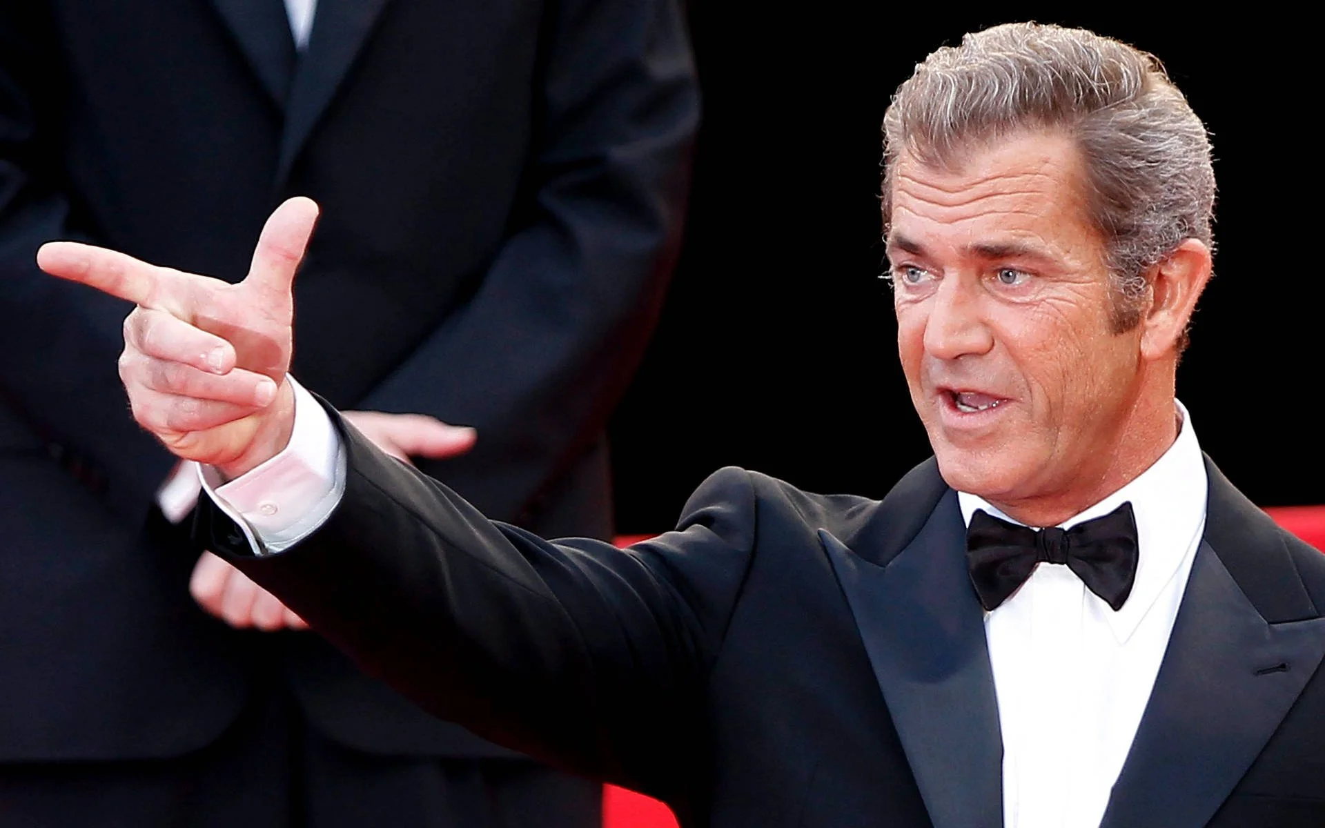 mel-gibson-check-hand-sign-rqgp7ohrmciv7mix.jpg