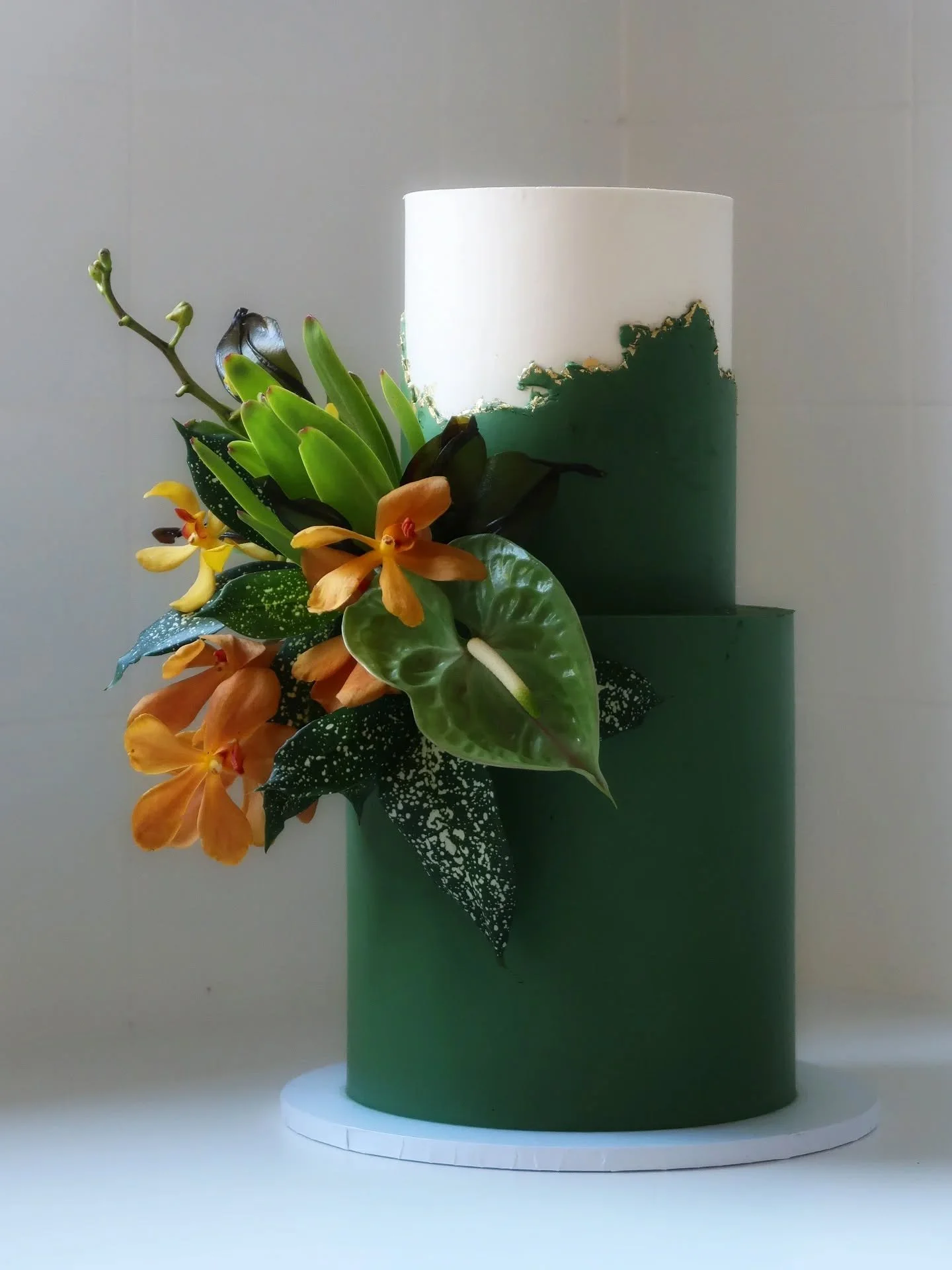 Have emerged from my instagram hiatus to show off this beauty - an awesome colour palette (I don't think I've ever done a green cake of this shade?!) + a unique assortment of florals and foliage supplied by the lovely ladies @verdaflore to boot.