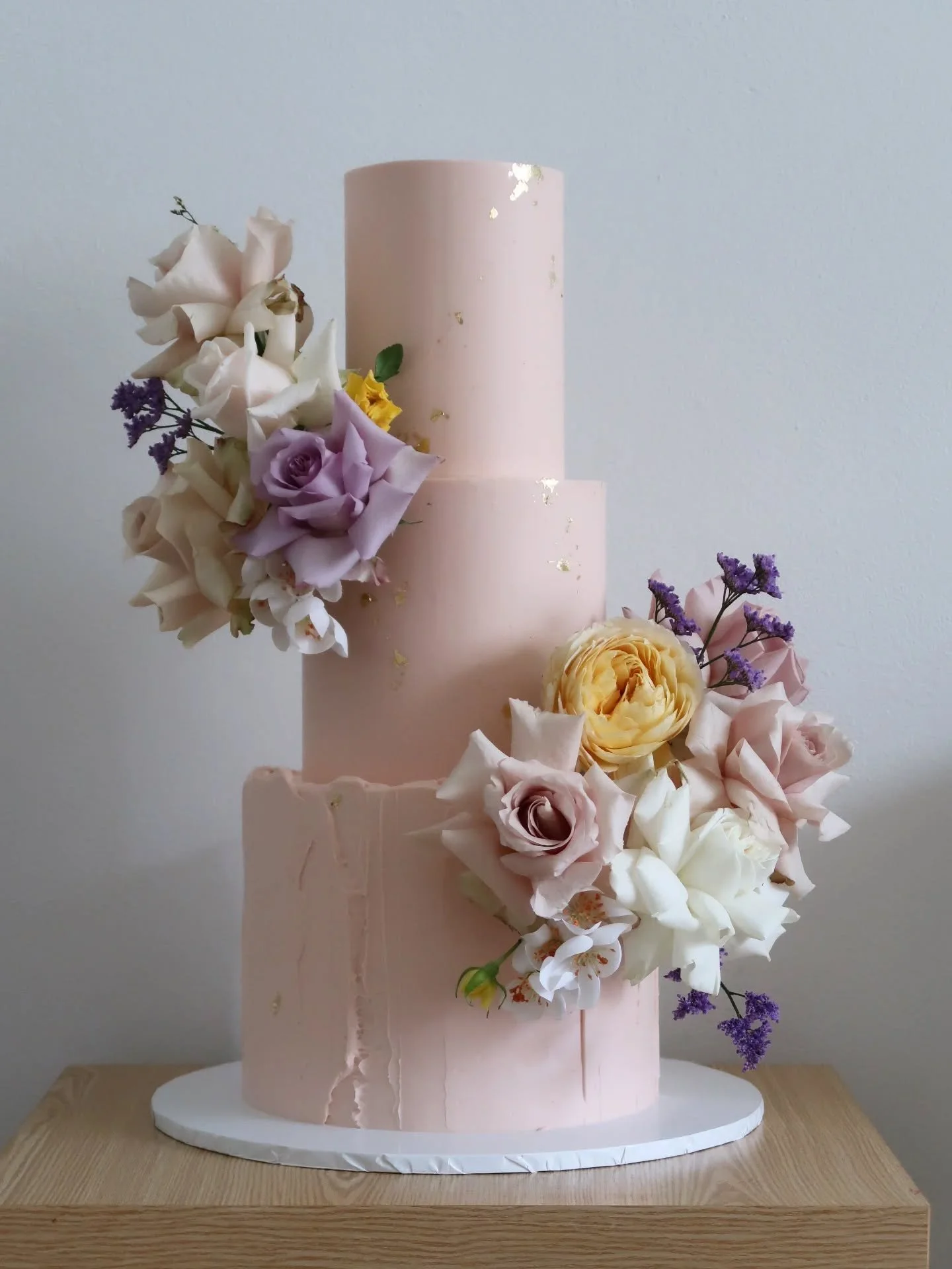 3 tiers (4, 6 + 8"), with a textured base and a touch of gold 💜