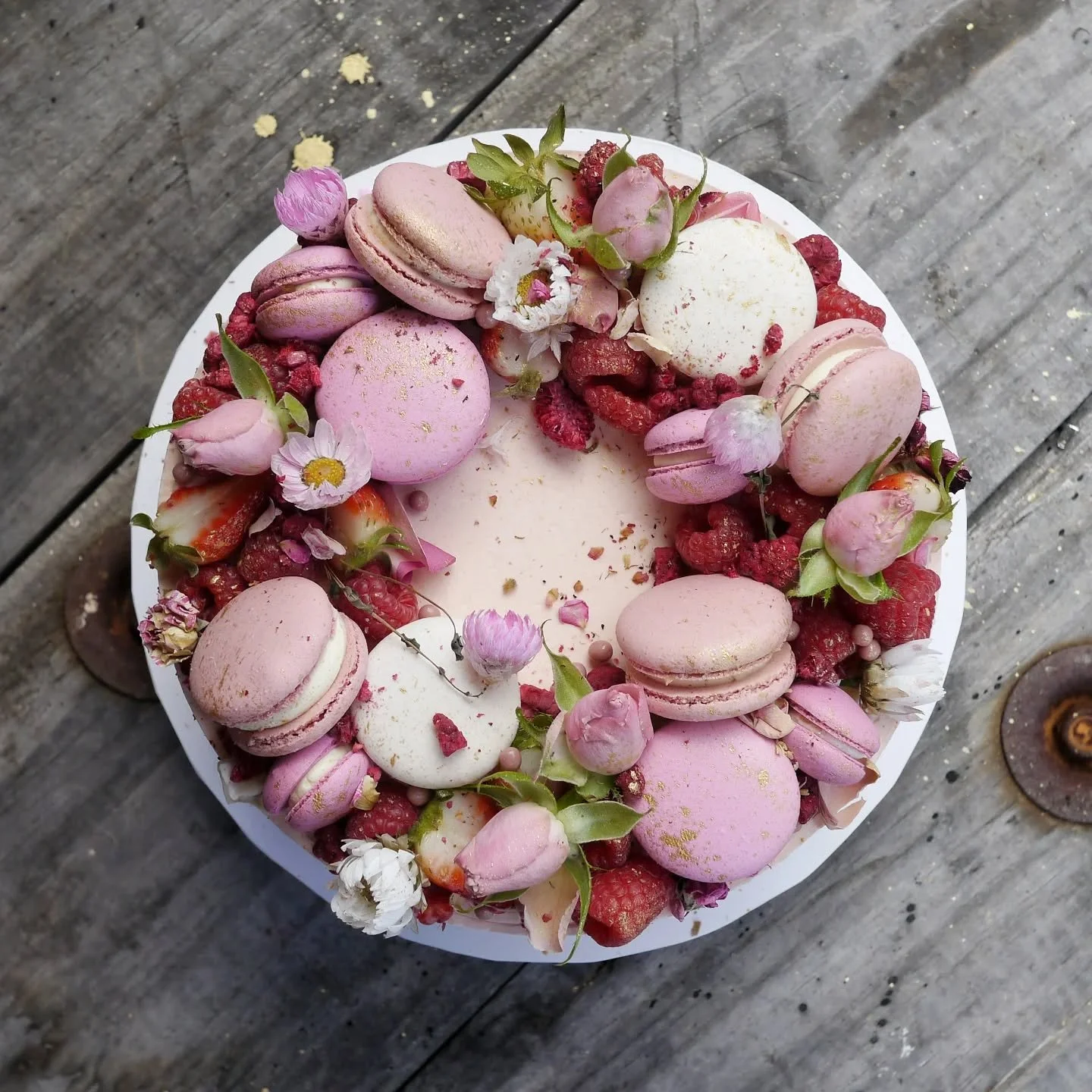 Shorter/wider wedding cakes are very much 'in' at the moment - a trend i can get on board with! 

Looking forward to creating this style (and bringing back the #aerialview shots circa 2020 😂) in 14" this year.