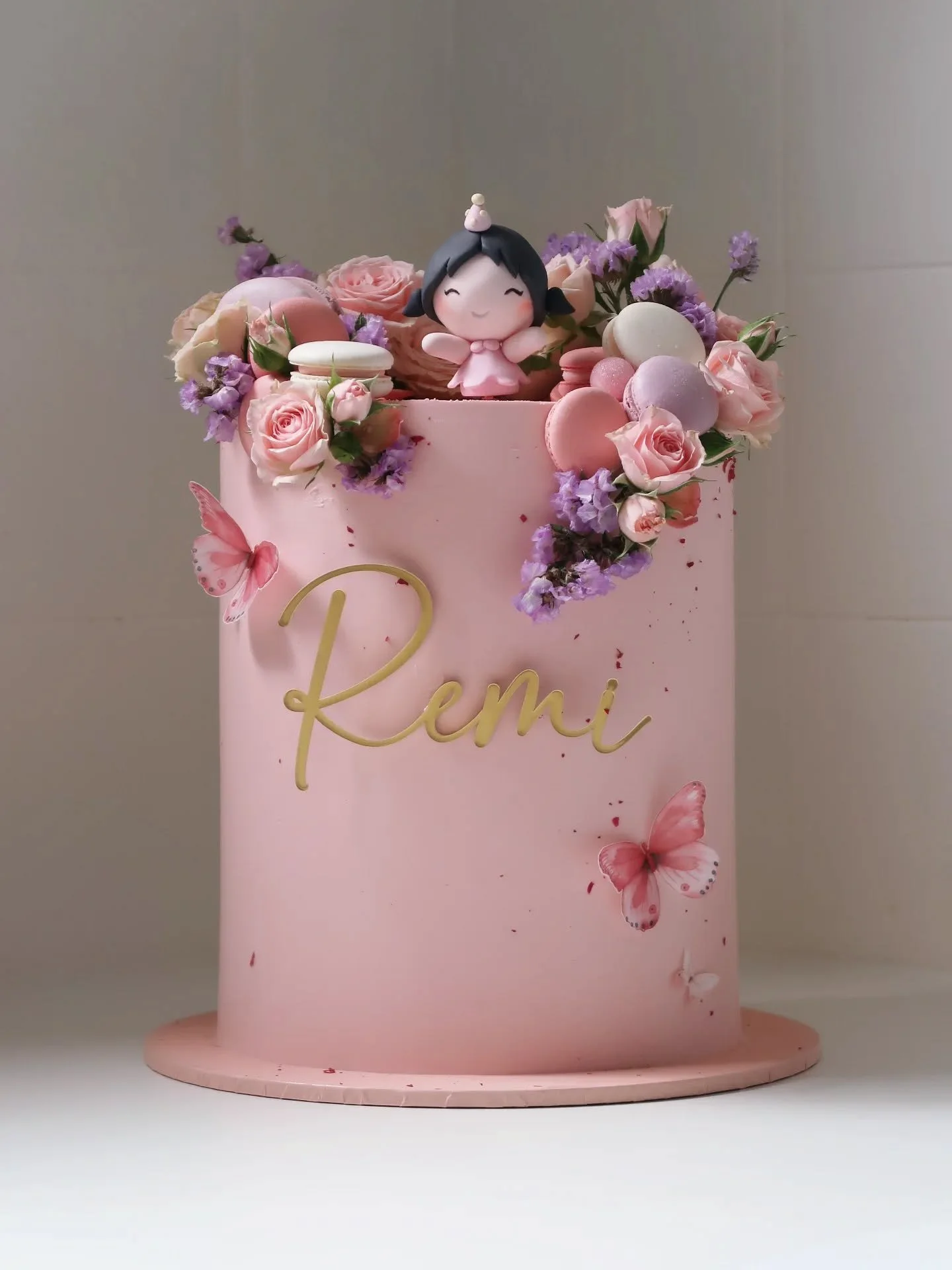 A sweet cake for Remi 🩷 with a @pleasecakery topper, as always.