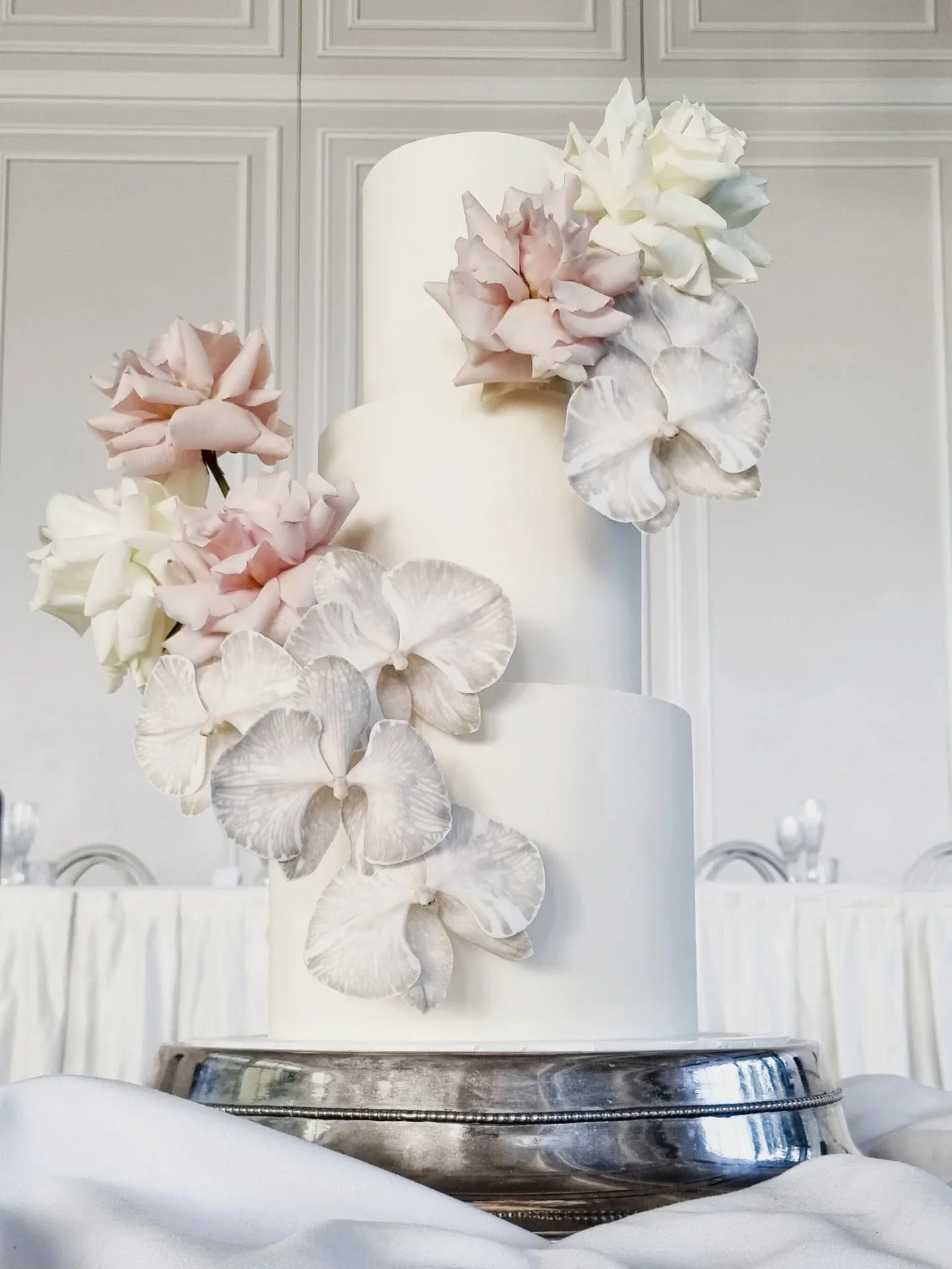 Those orchids 😍 

Cake specs: 5,7+9"