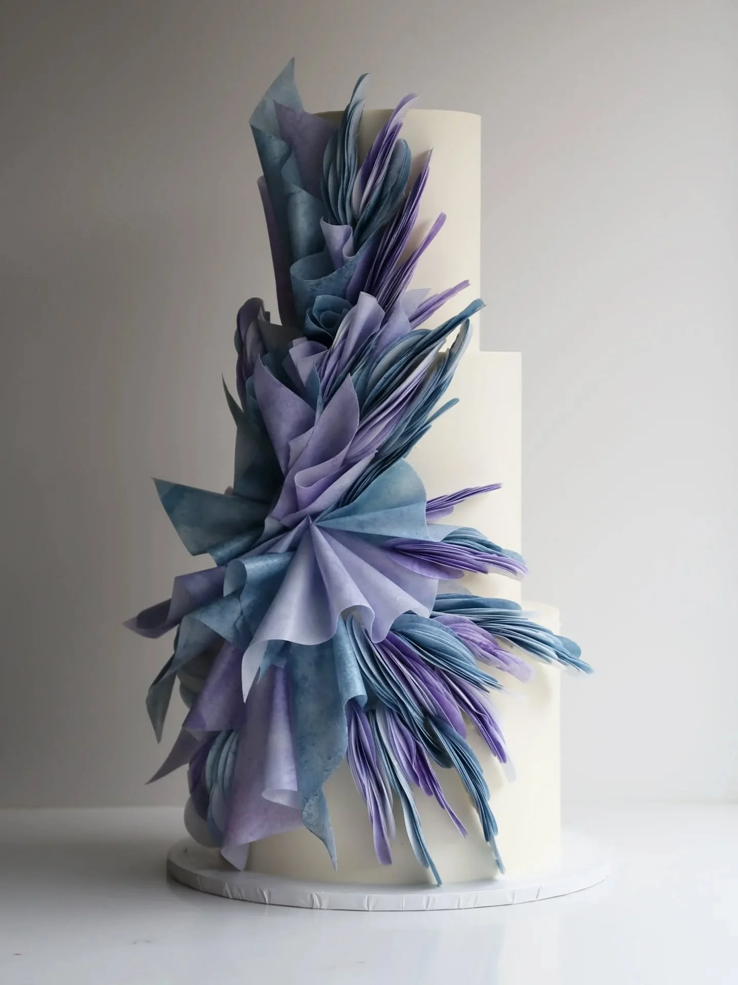 First cake in the new kitchen!! 

Doing this design in new colour combos brings me so much joy - even if my fingers were blue for 2 days. 

This cake also got the honour of being cut with a sword 💜💙