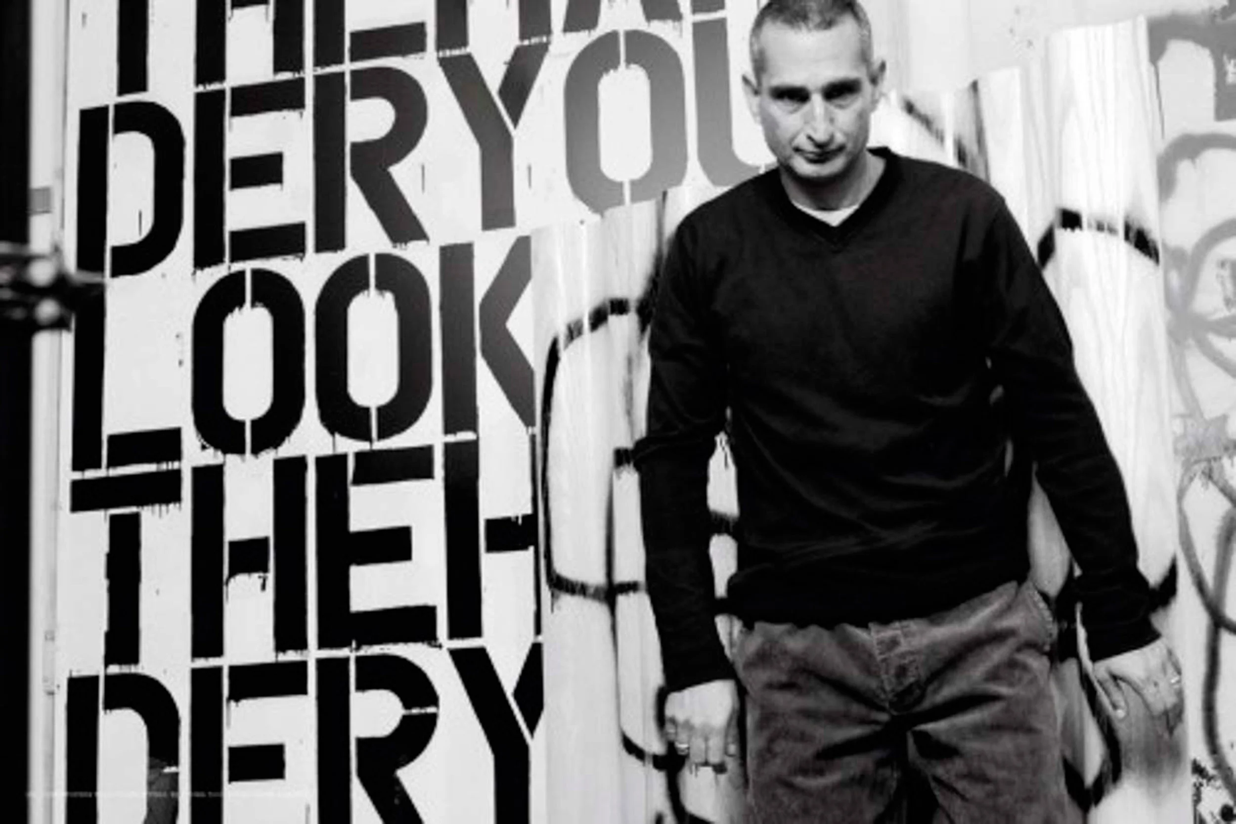 L'artiste Christopher Wool devant l'une de ses œuvres